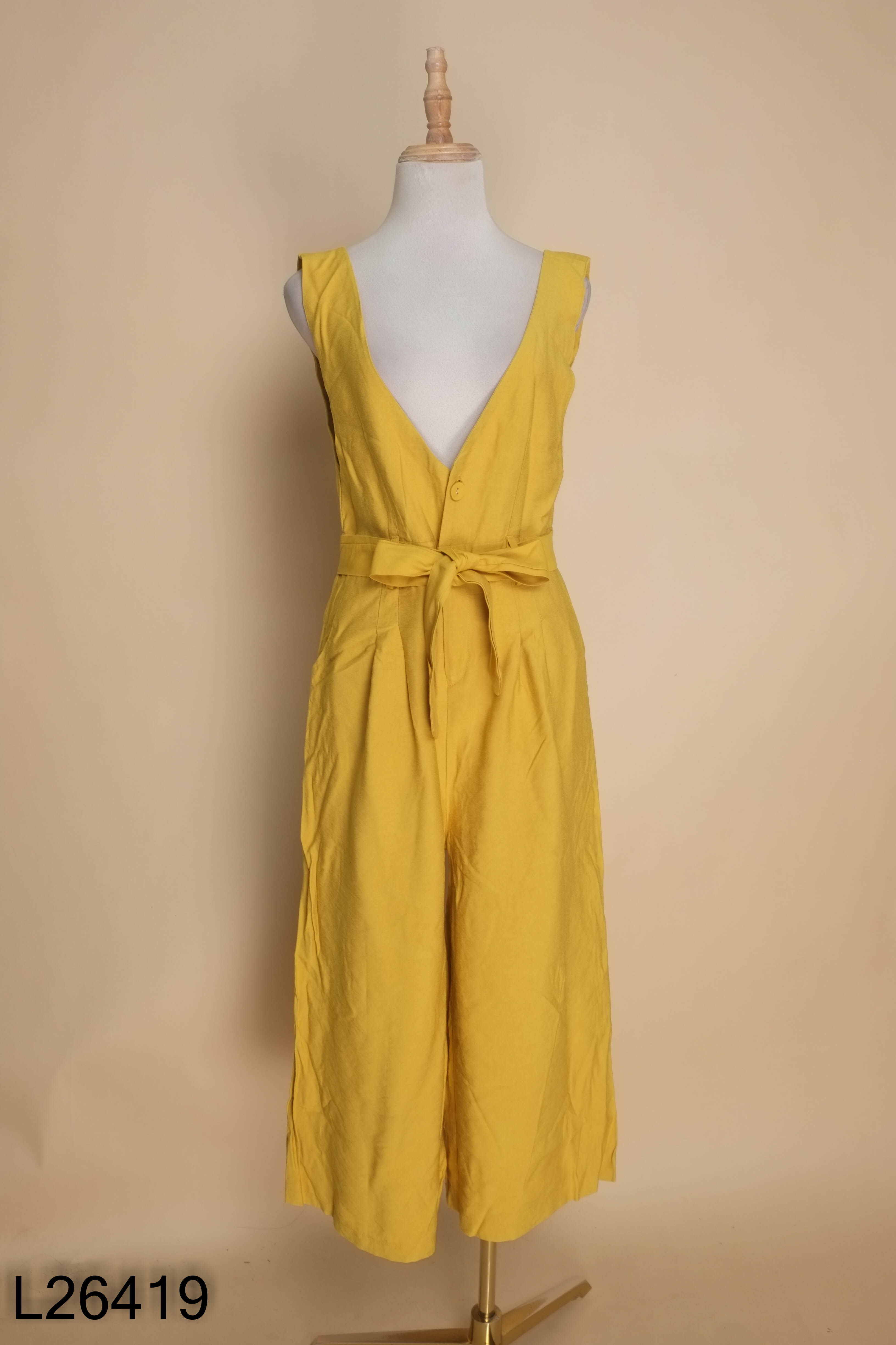 Jumpsuit vàng kèm đai