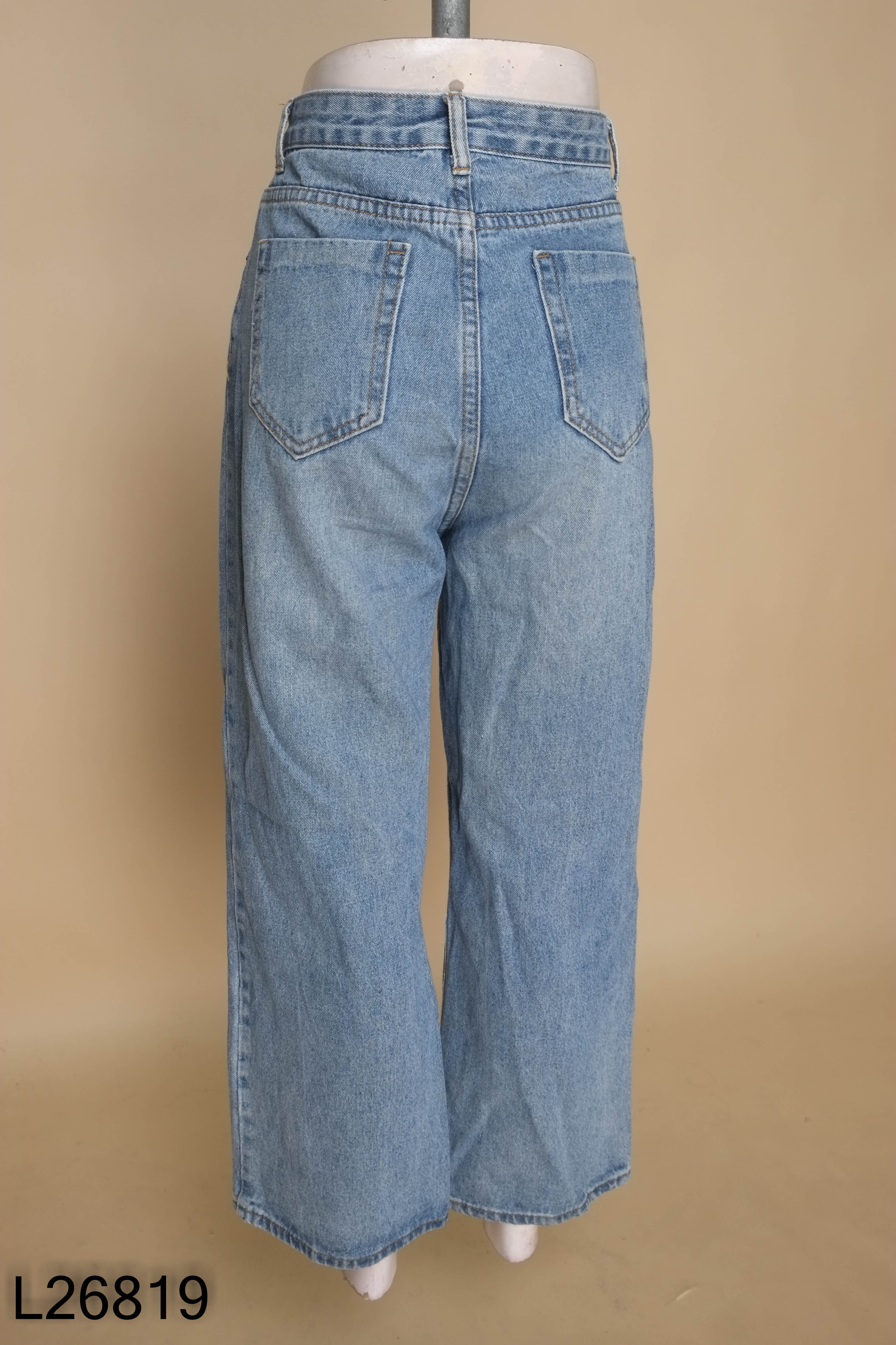 Quần jeans xanh trơn suông