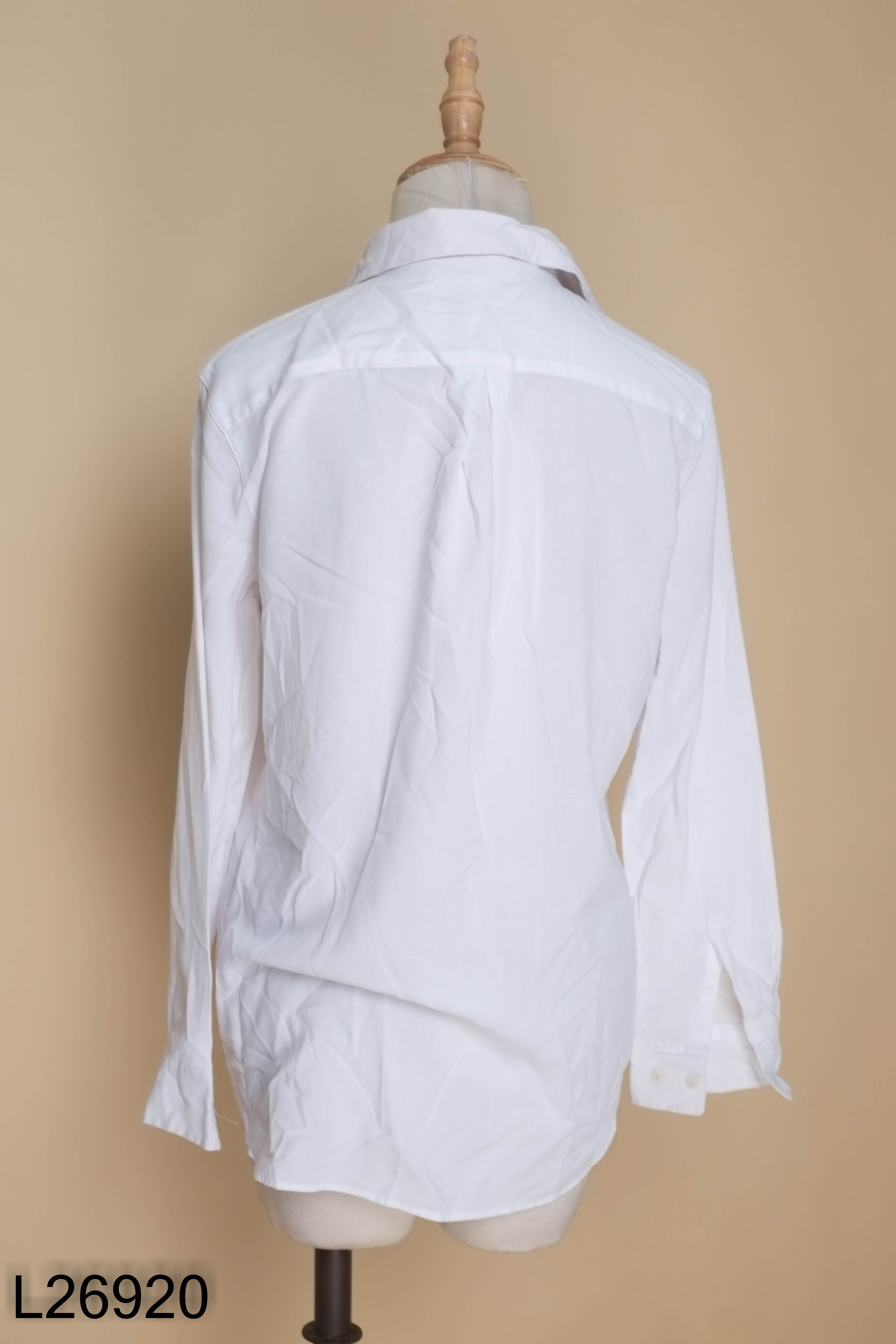 Áo sơ mik UNIQLO trắng đuôi tôm dài