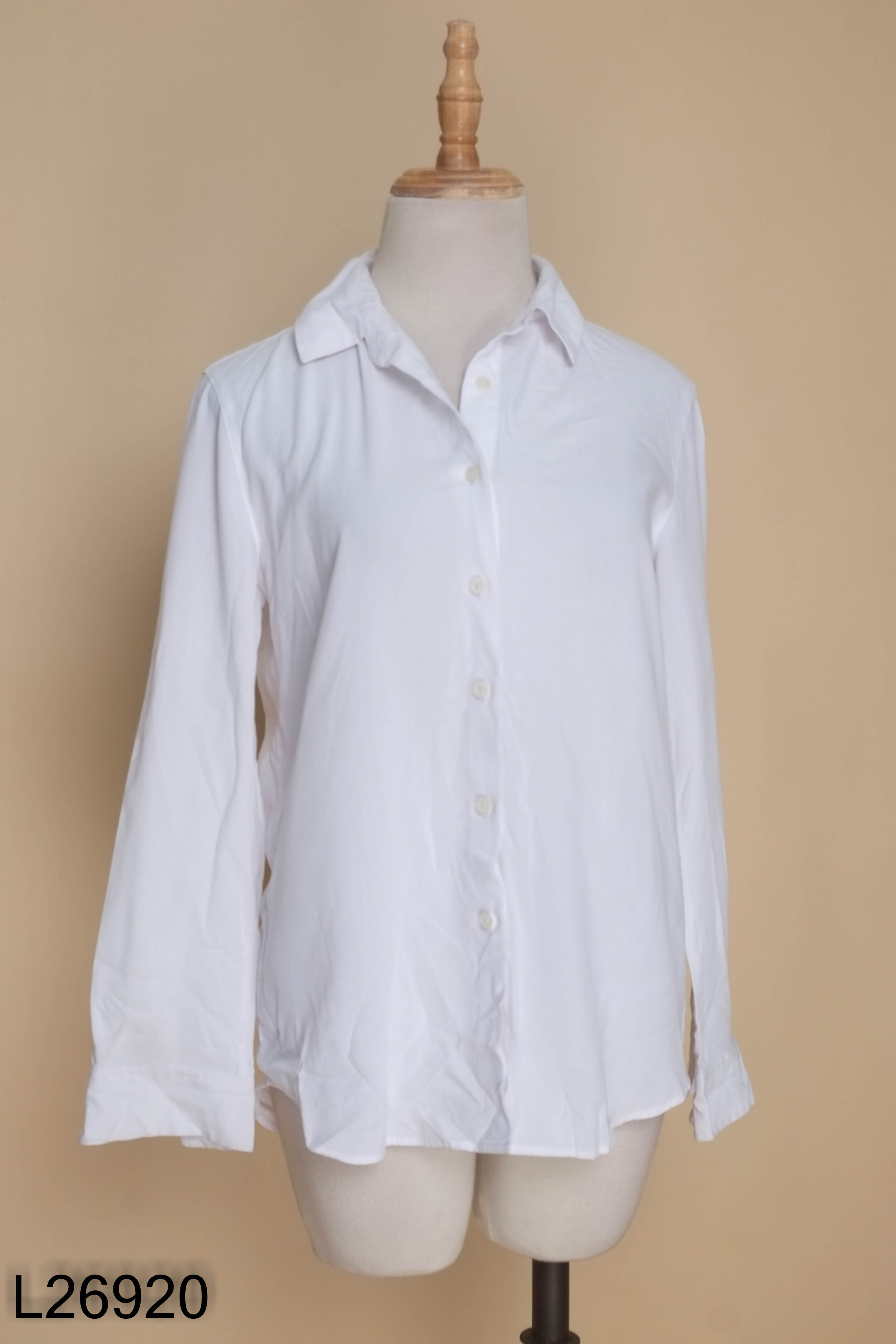 Áo sơ mik UNIQLO trắng đuôi tôm dài