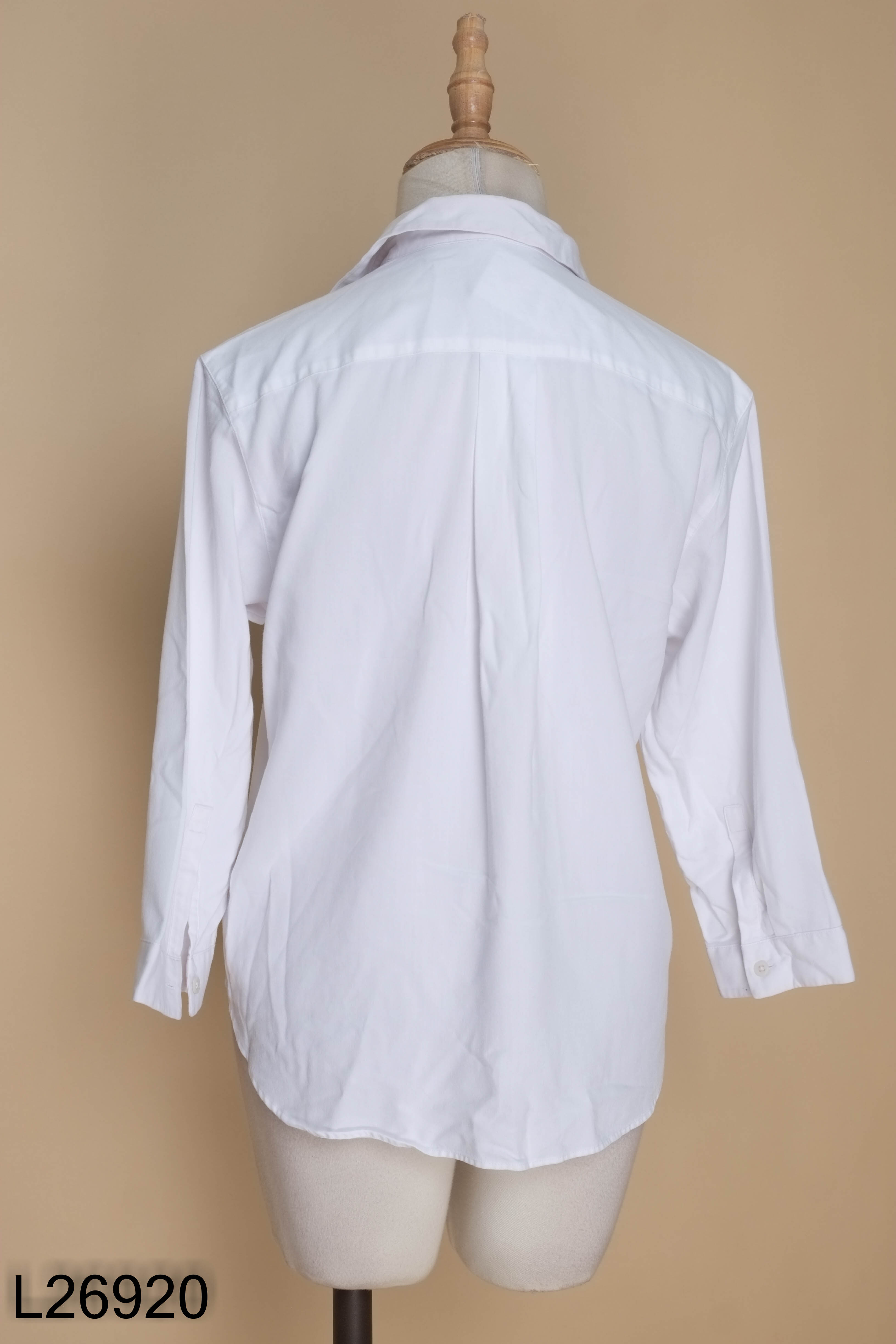 Áo sơ mi UNIQLO trắng khong cúc