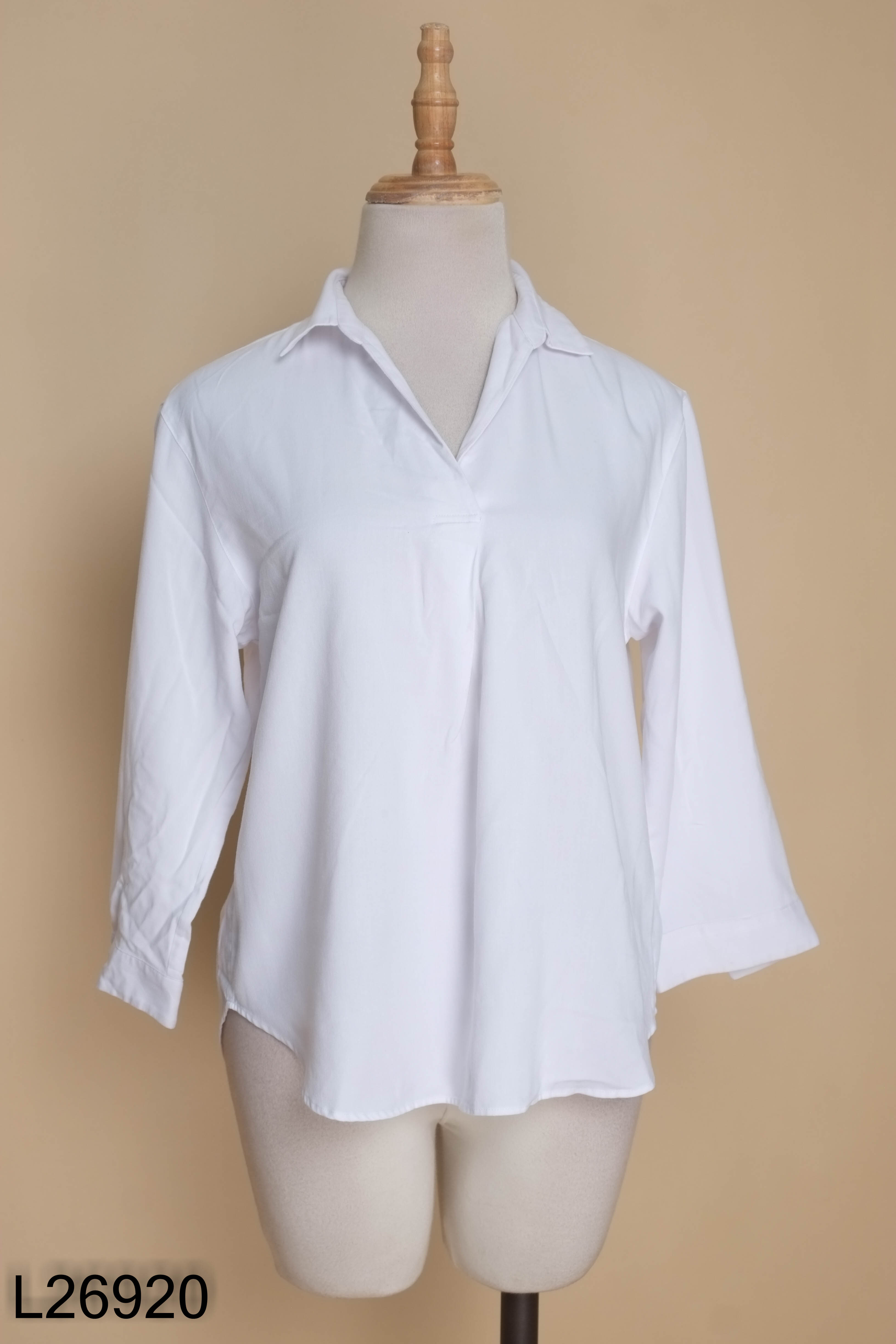 Áo sơ mi UNIQLO trắng khong cúc