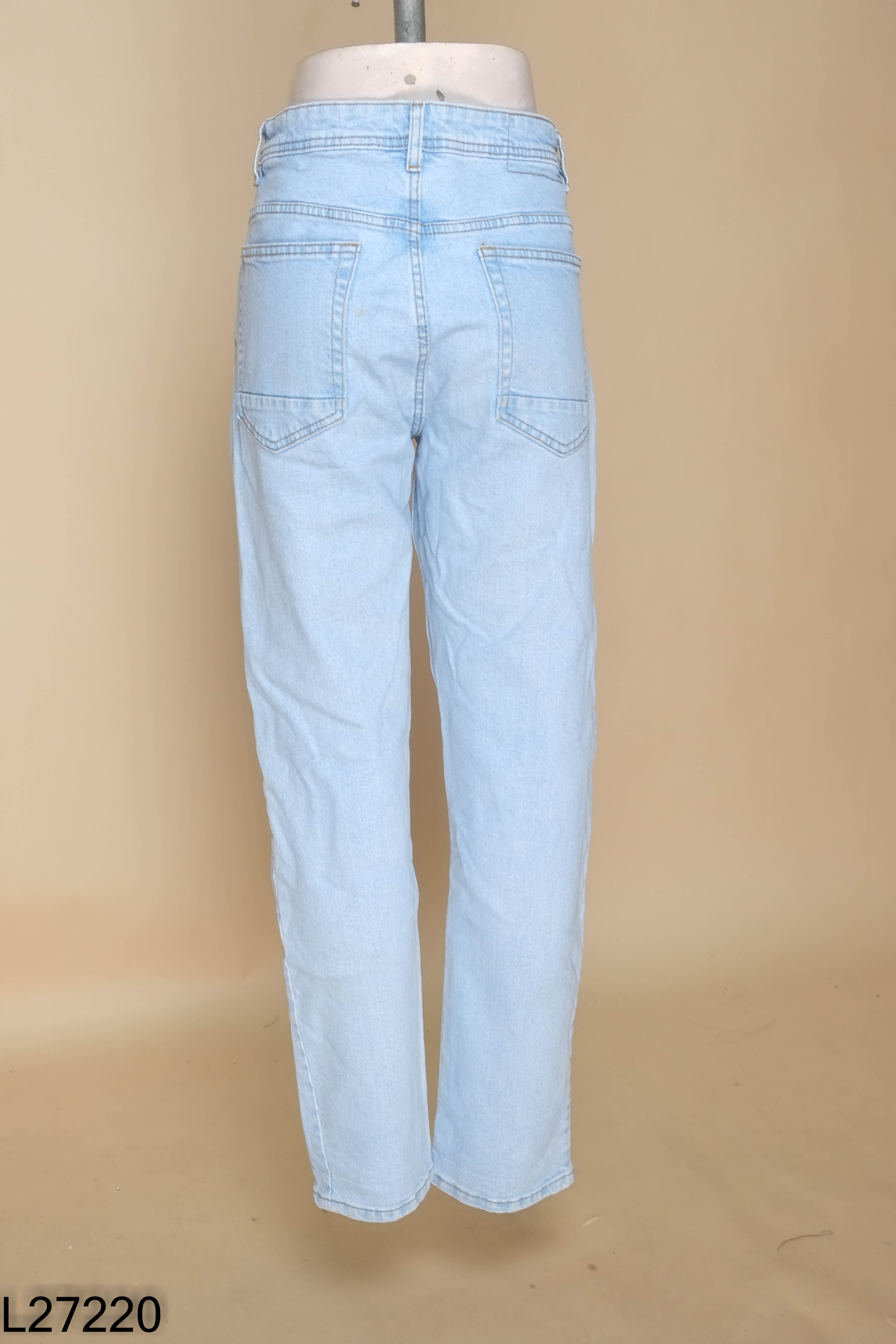 Quần jeans xanh nhạt trơn