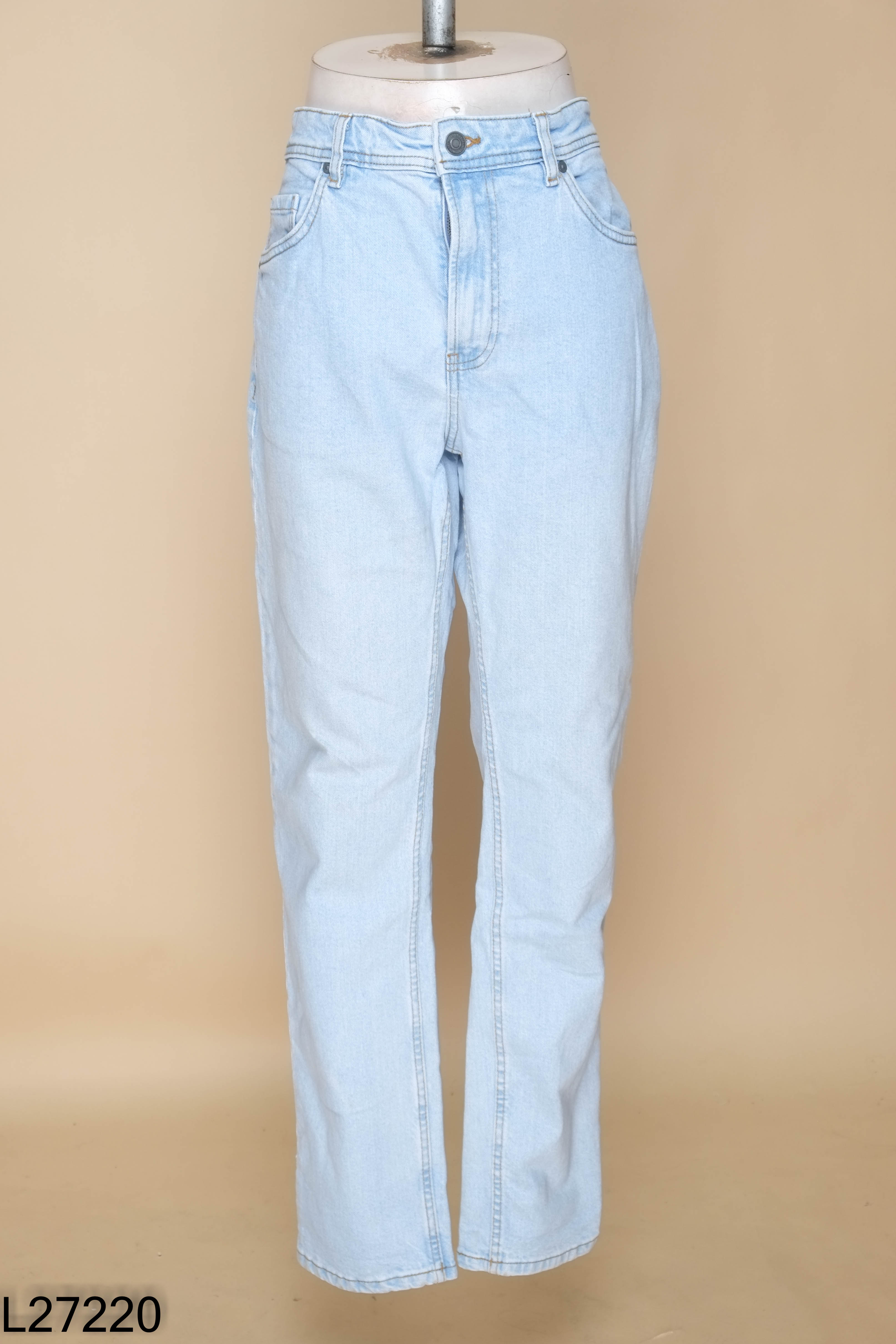 Quần jeans xanh nhạt trơn