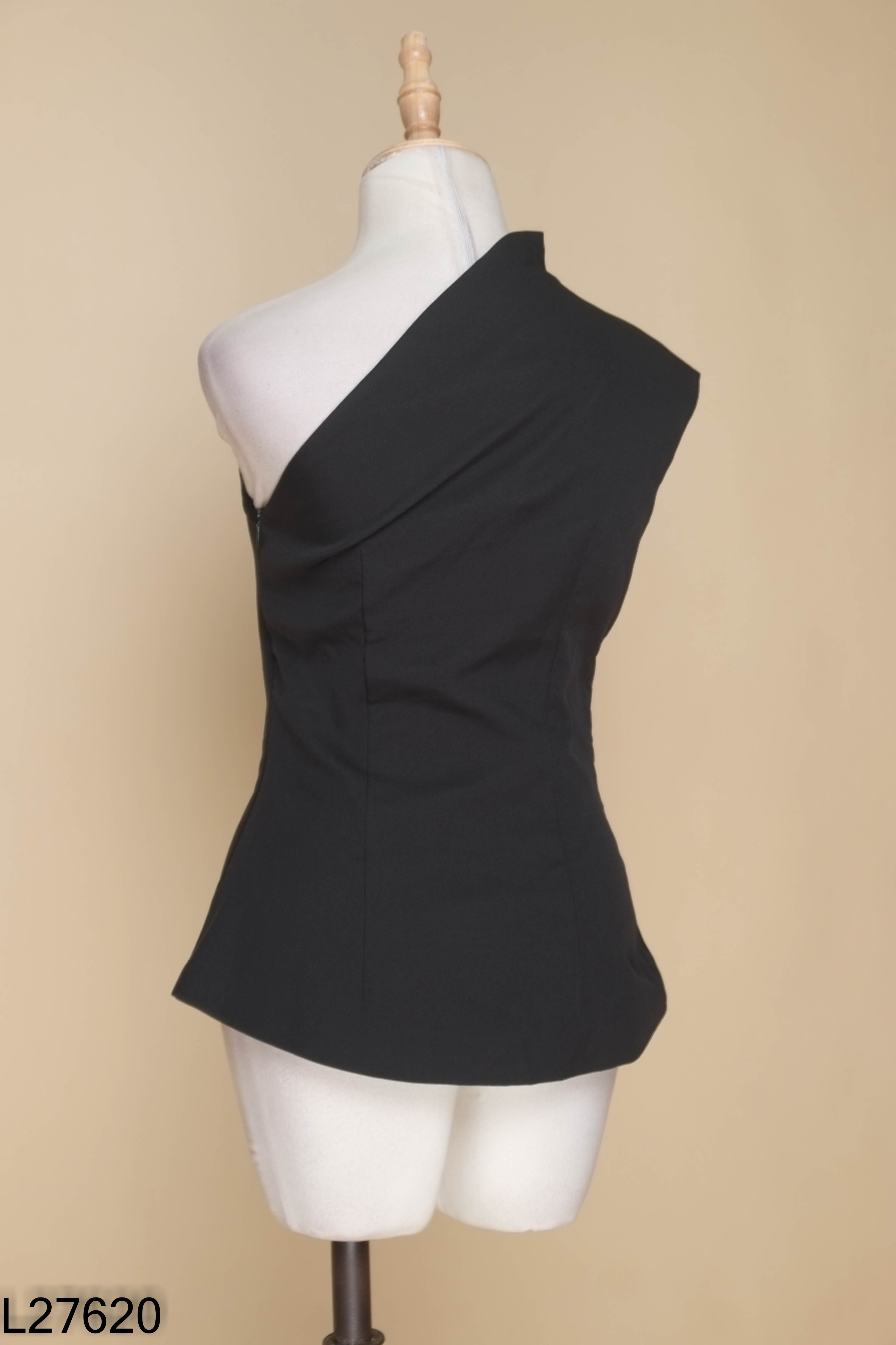 L2762010662-Áo đen COCOSIN lệch vai