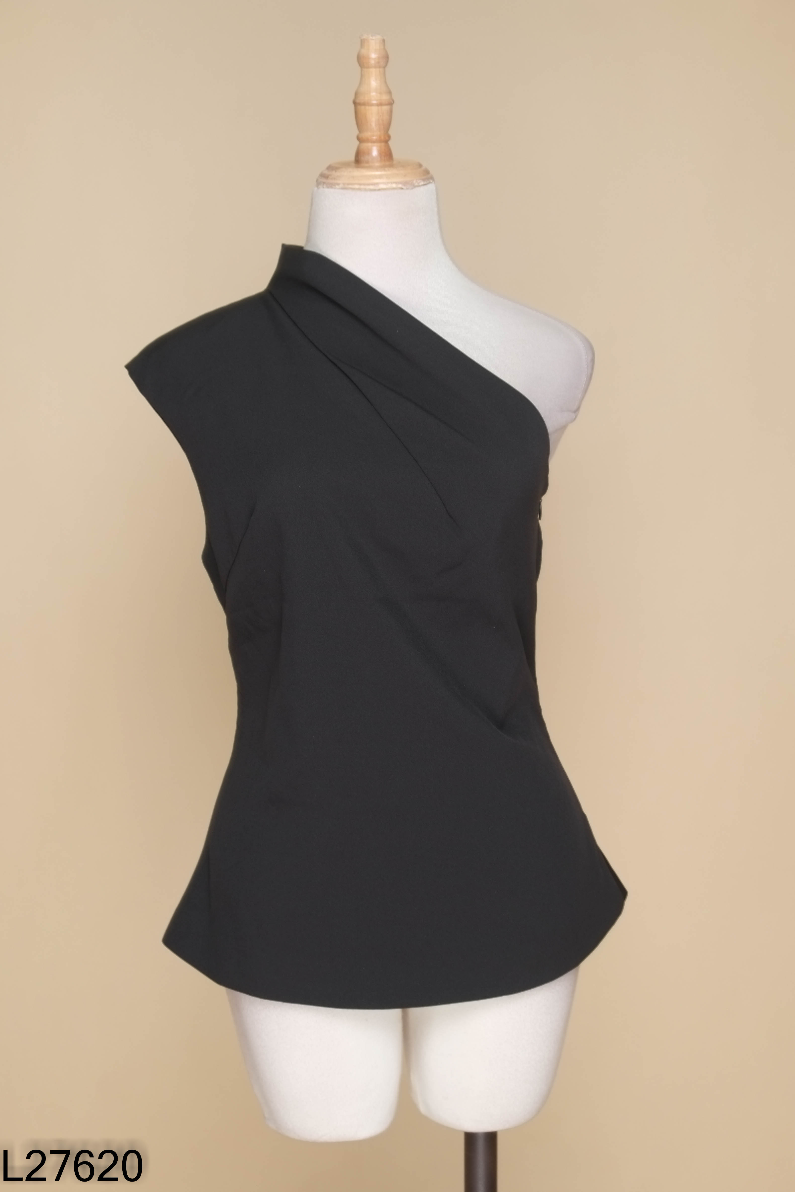 L2762010662-Áo đen COCOSIN lệch vai