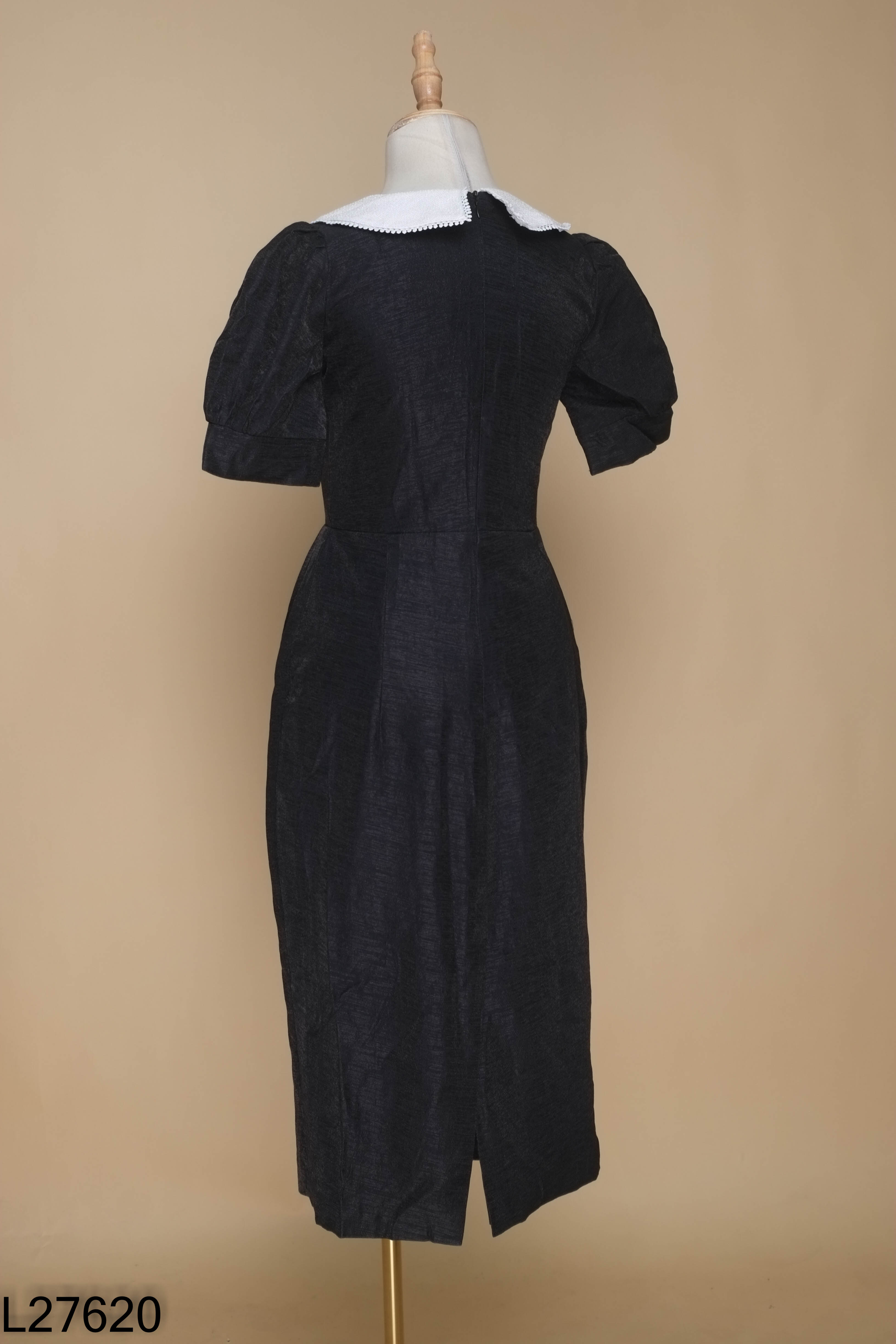 L2762010669-Váy đen LES PETITES MAIS cỏ trắng thêu chữ