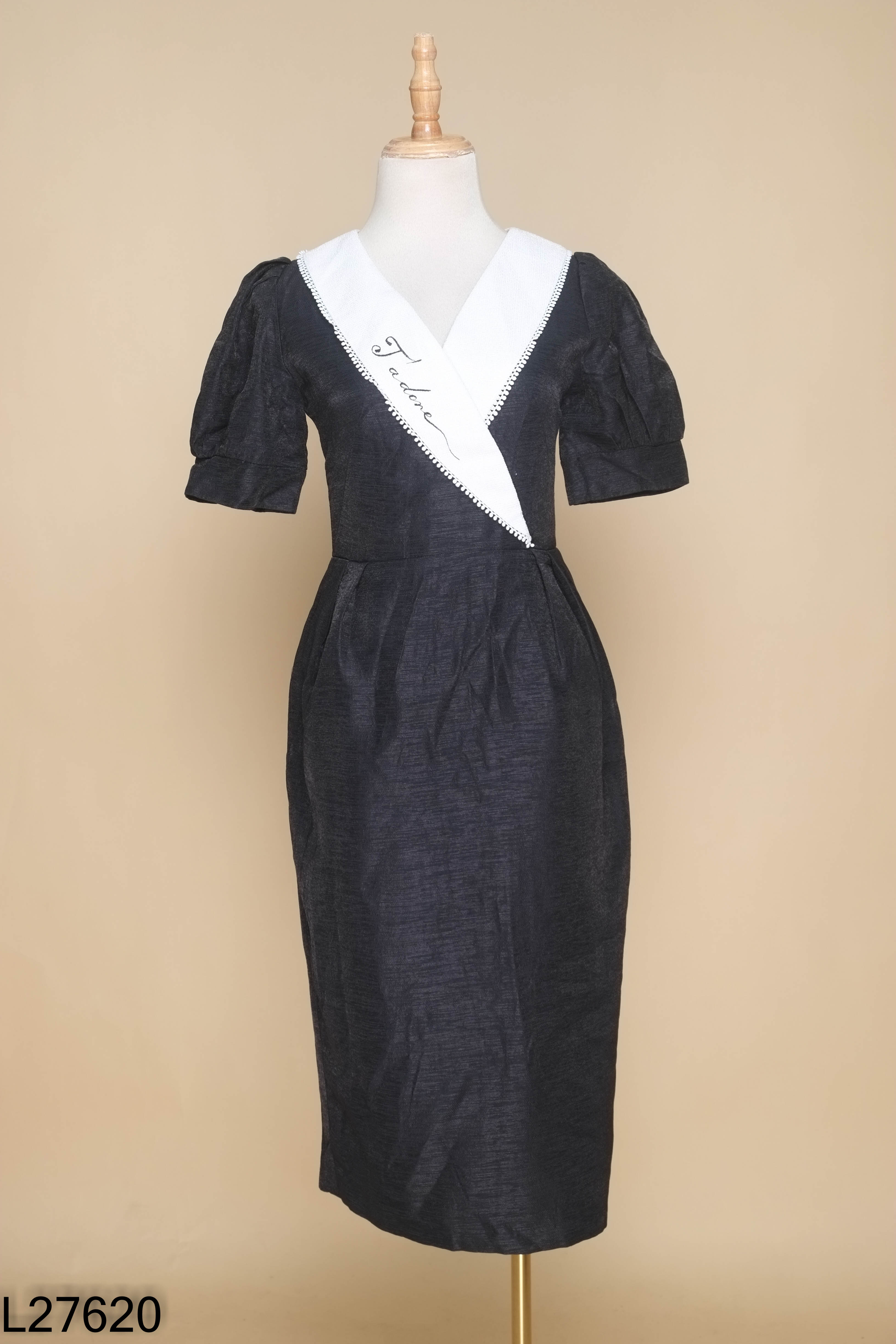 L2762010669-Váy đen LES PETITES MAIS cỏ trắng thêu chữ