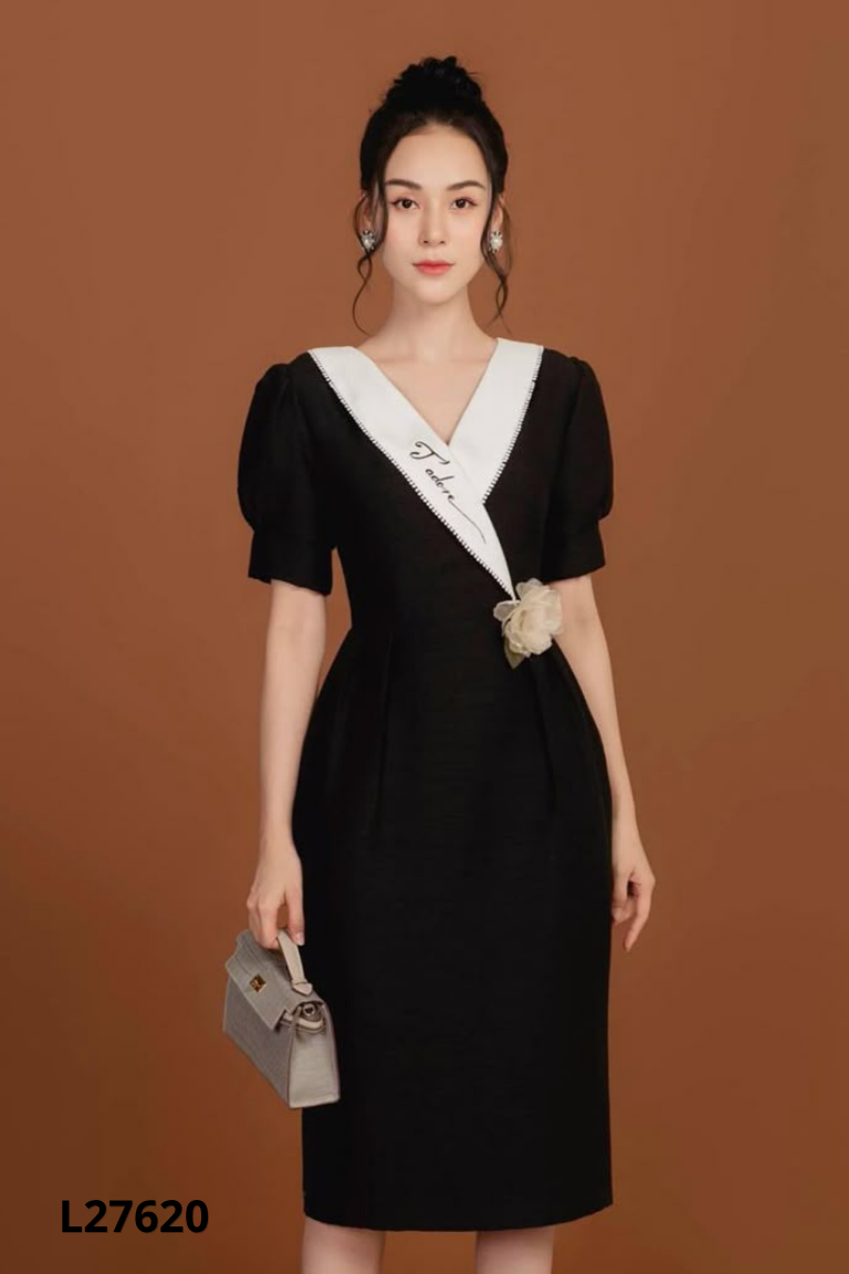 L2762010669-Váy đen LES PETITES MAIS cỏ trắng thêu chữ