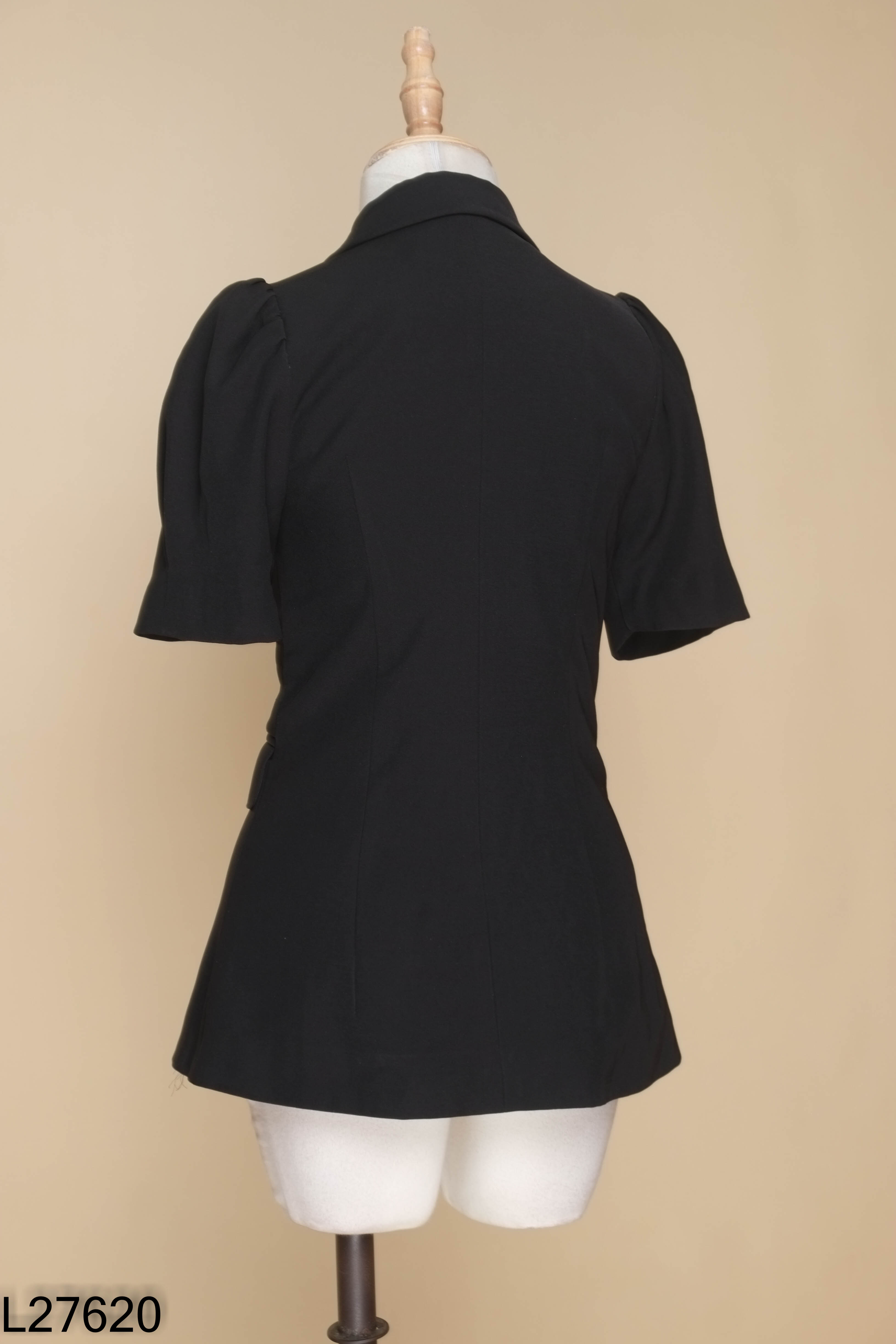 L2762010672-Áo vest đen NKN ngắn tay cúc ngọc