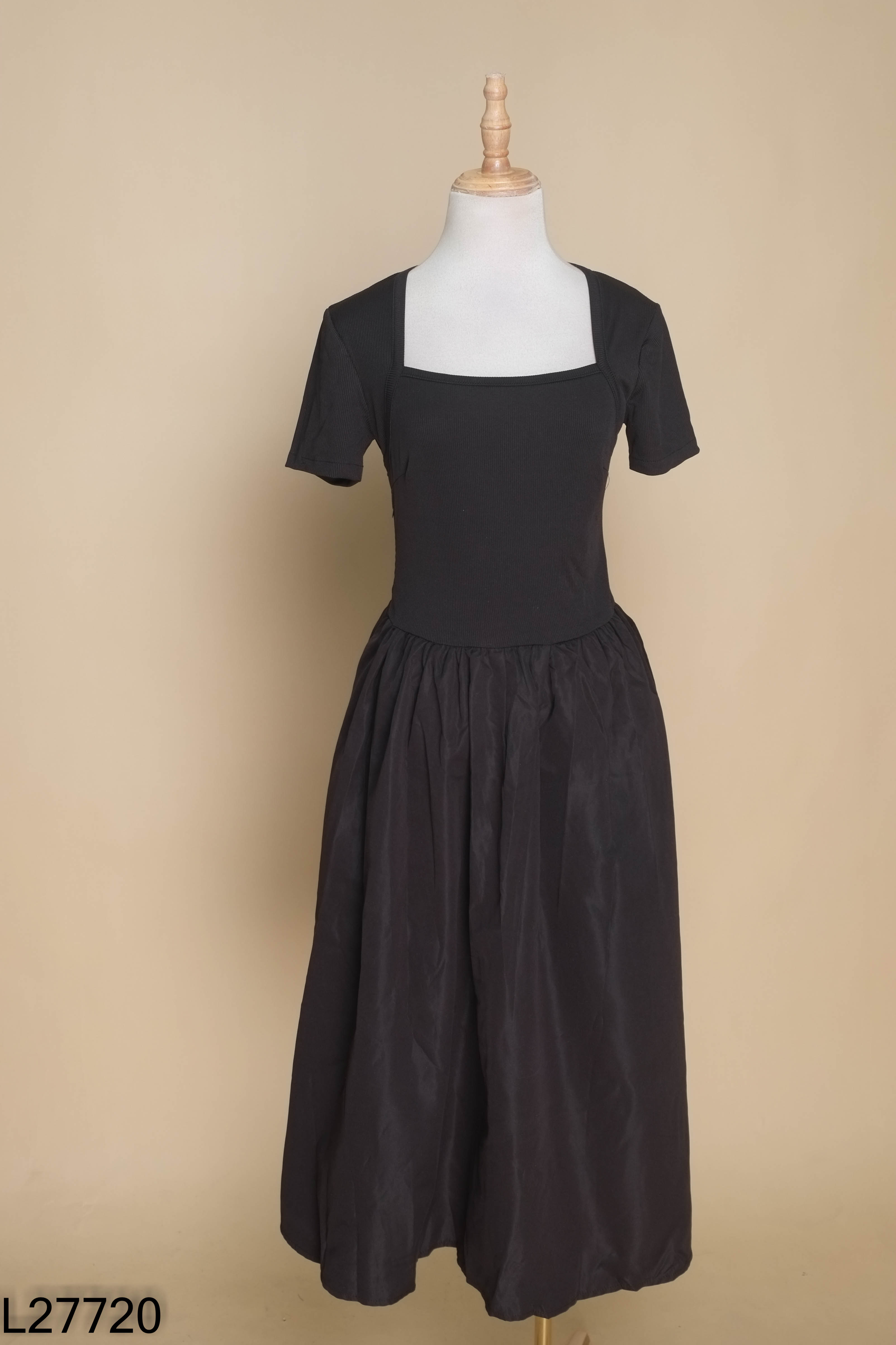 Váy đen trơn HAMY CLOTHING cổ vuông