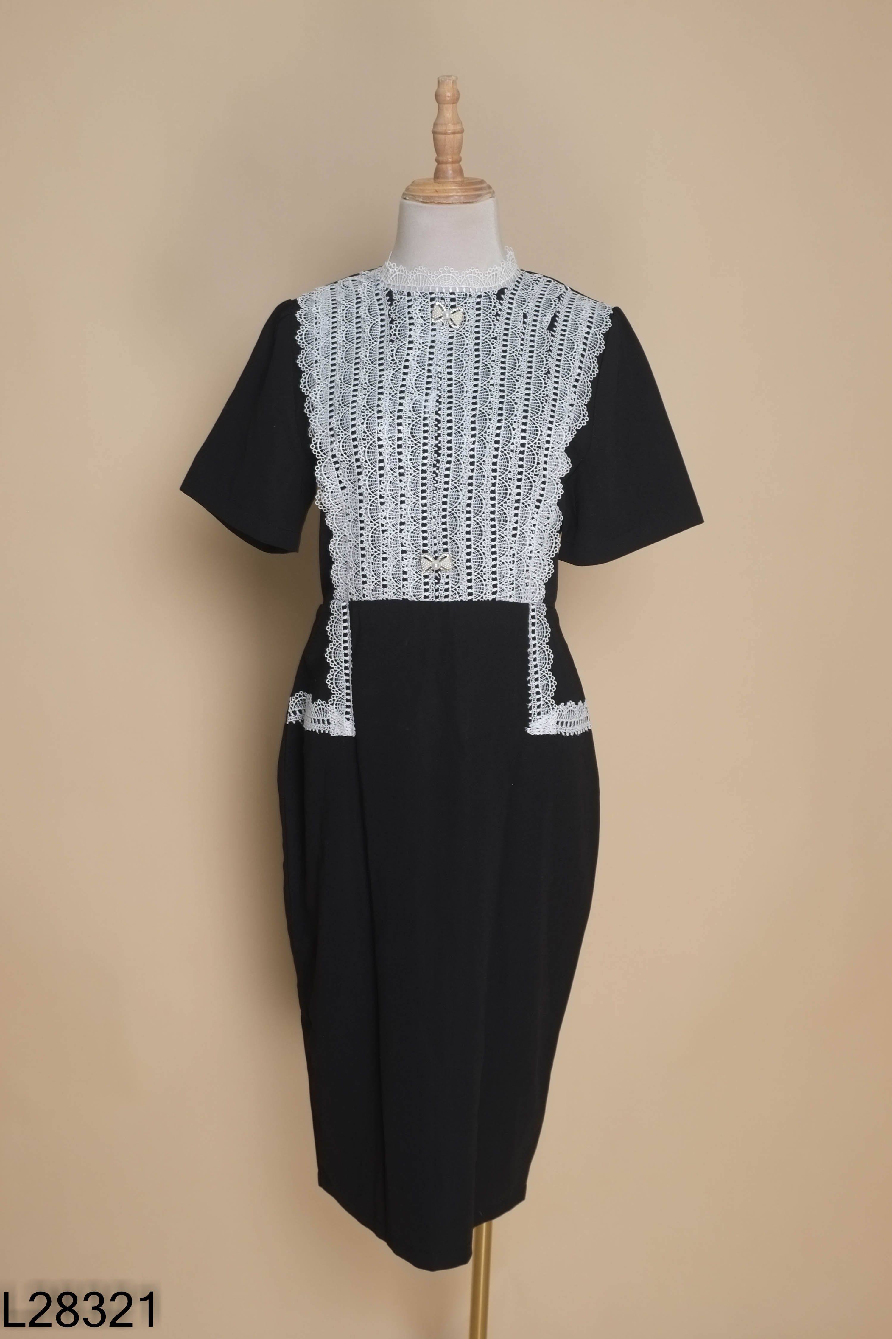 Váy đen cổ phối ren