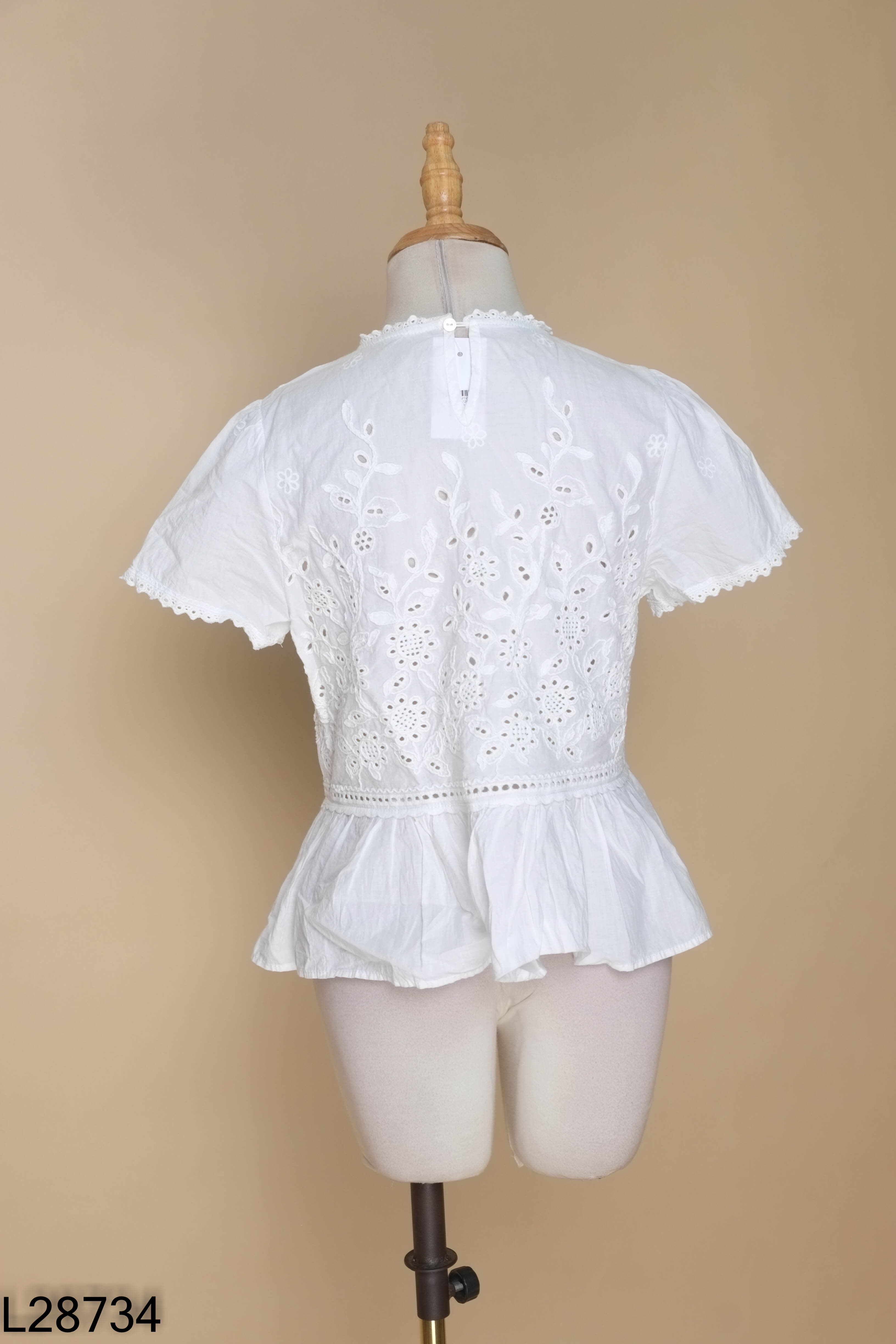 Áo trắng họa tiết hoa cổ ren