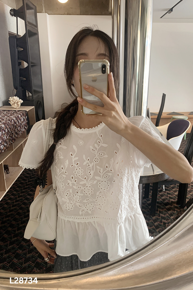 Áo trắng họa tiết hoa cổ ren