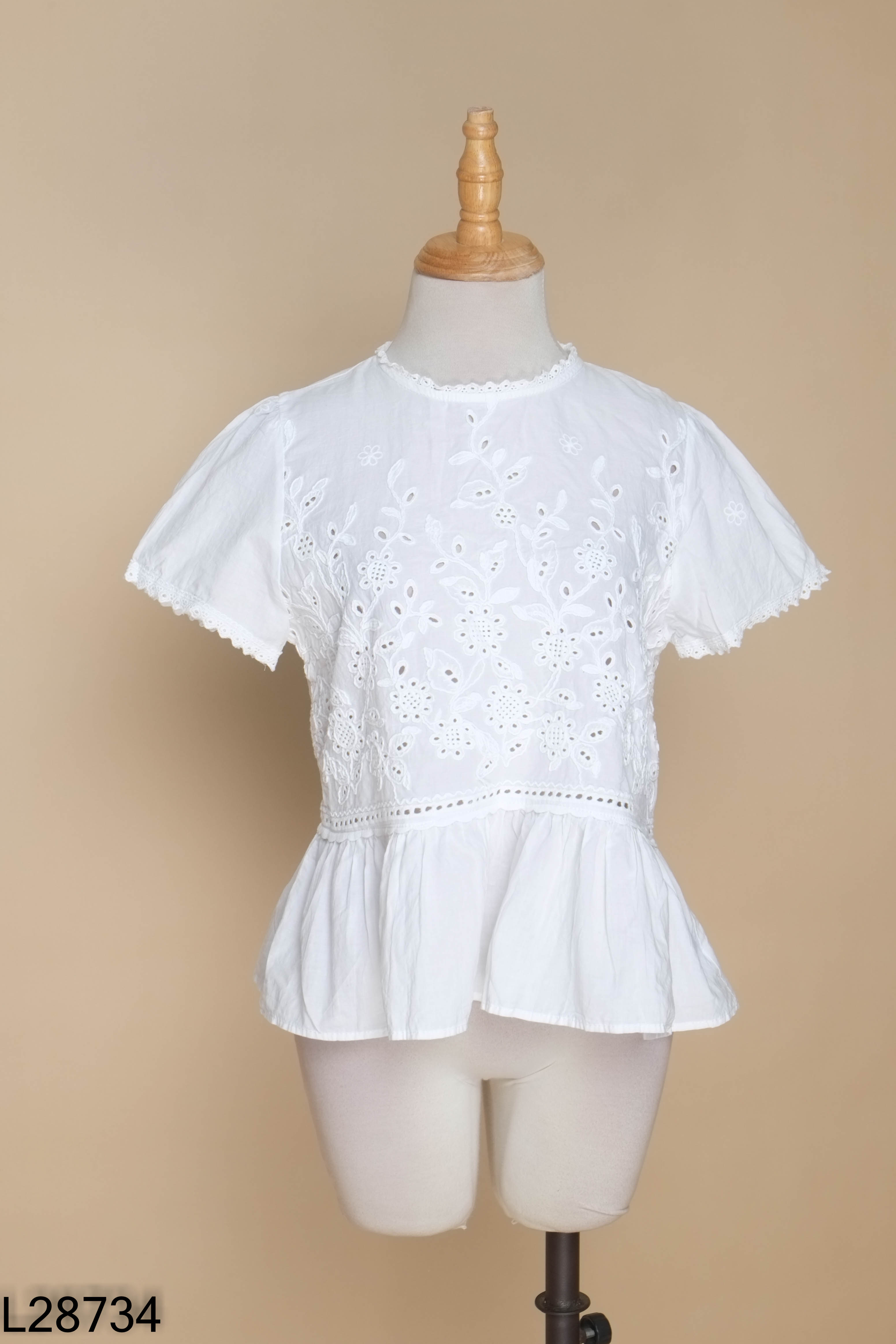 Áo trắng họa tiết hoa cổ ren
