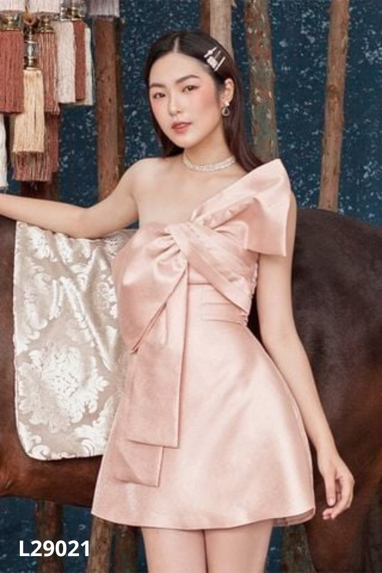 Váy hồng nơ ngực