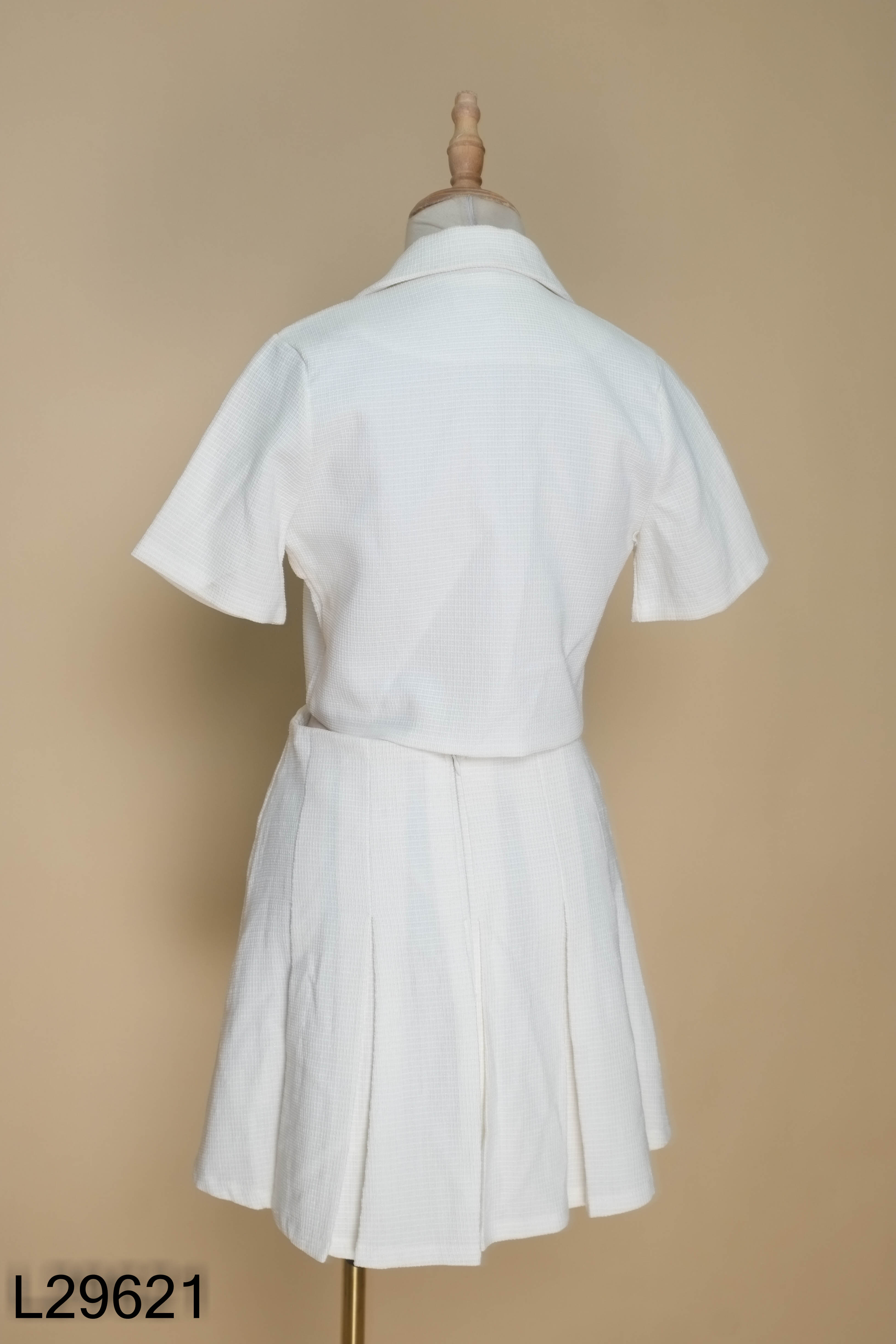 Set áo croptop + chân váy xếp ly be