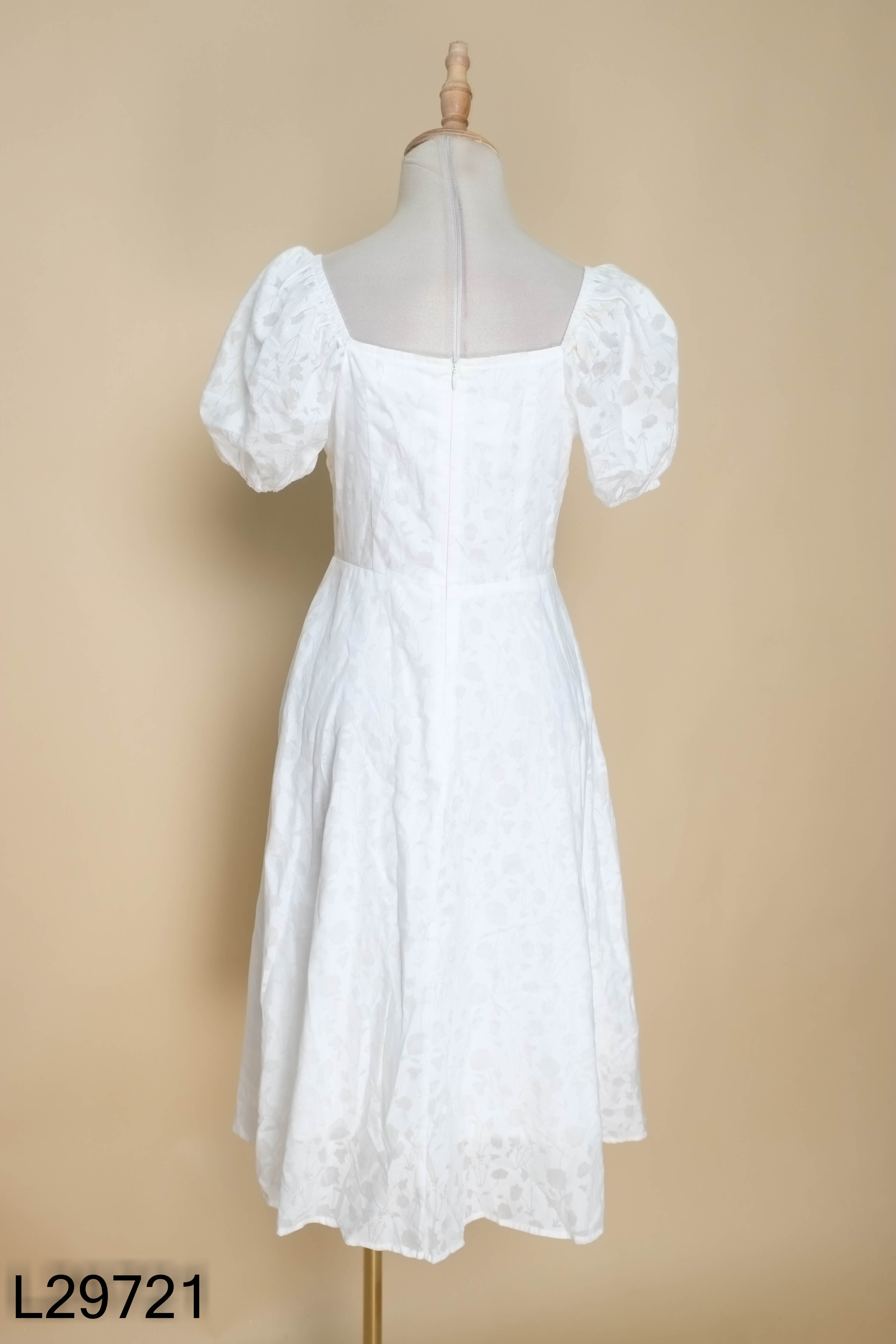 Váy trắng cổ vuông