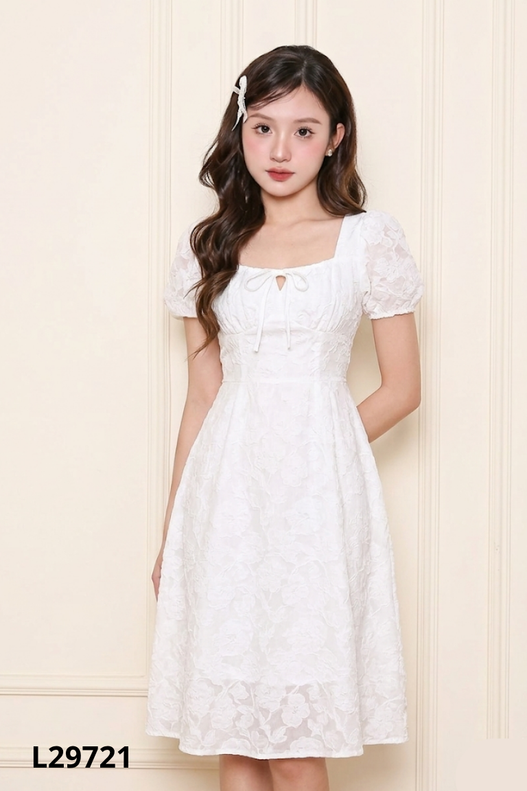 Váy trắng cổ vuông
