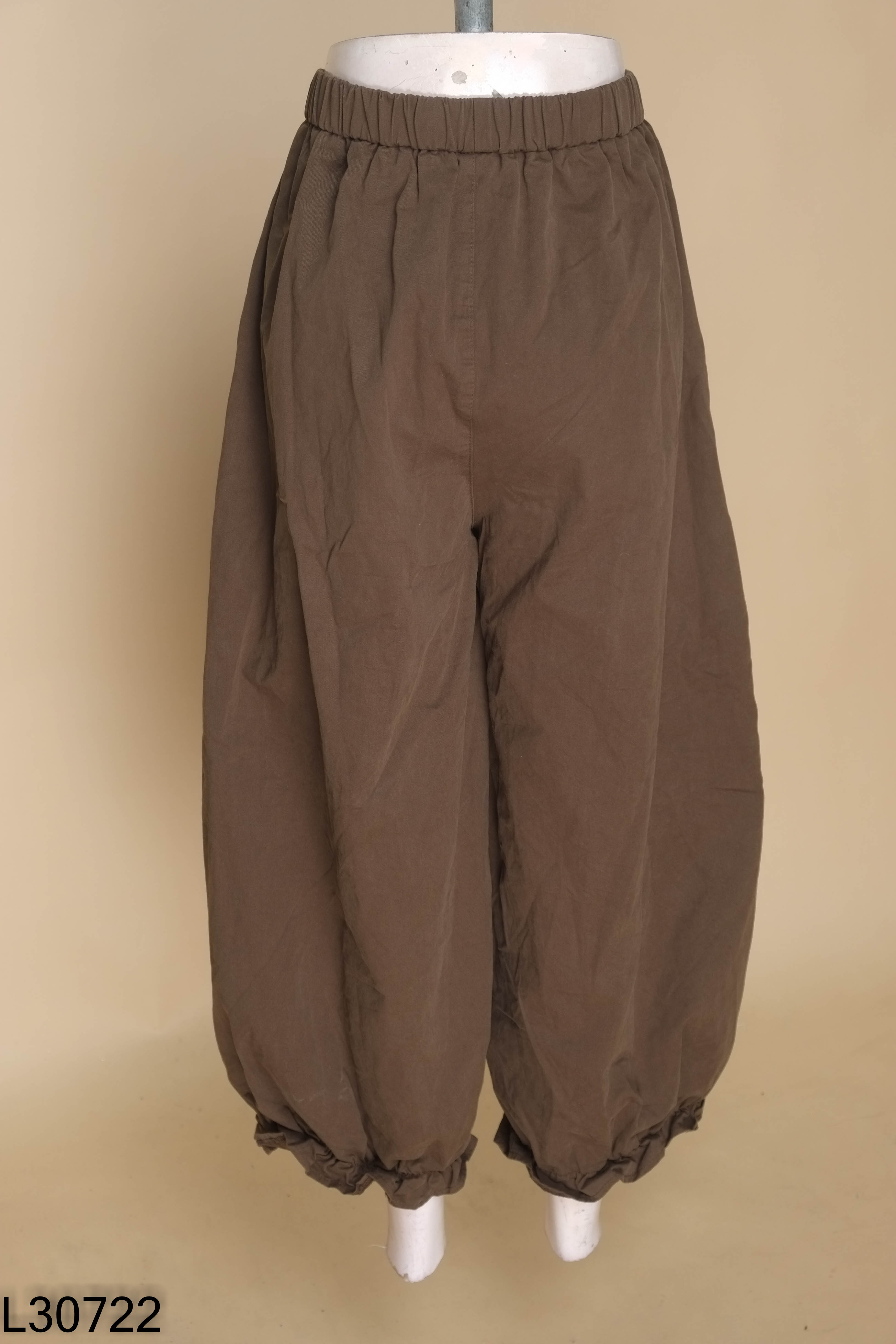 Quần kaki xanh rêu