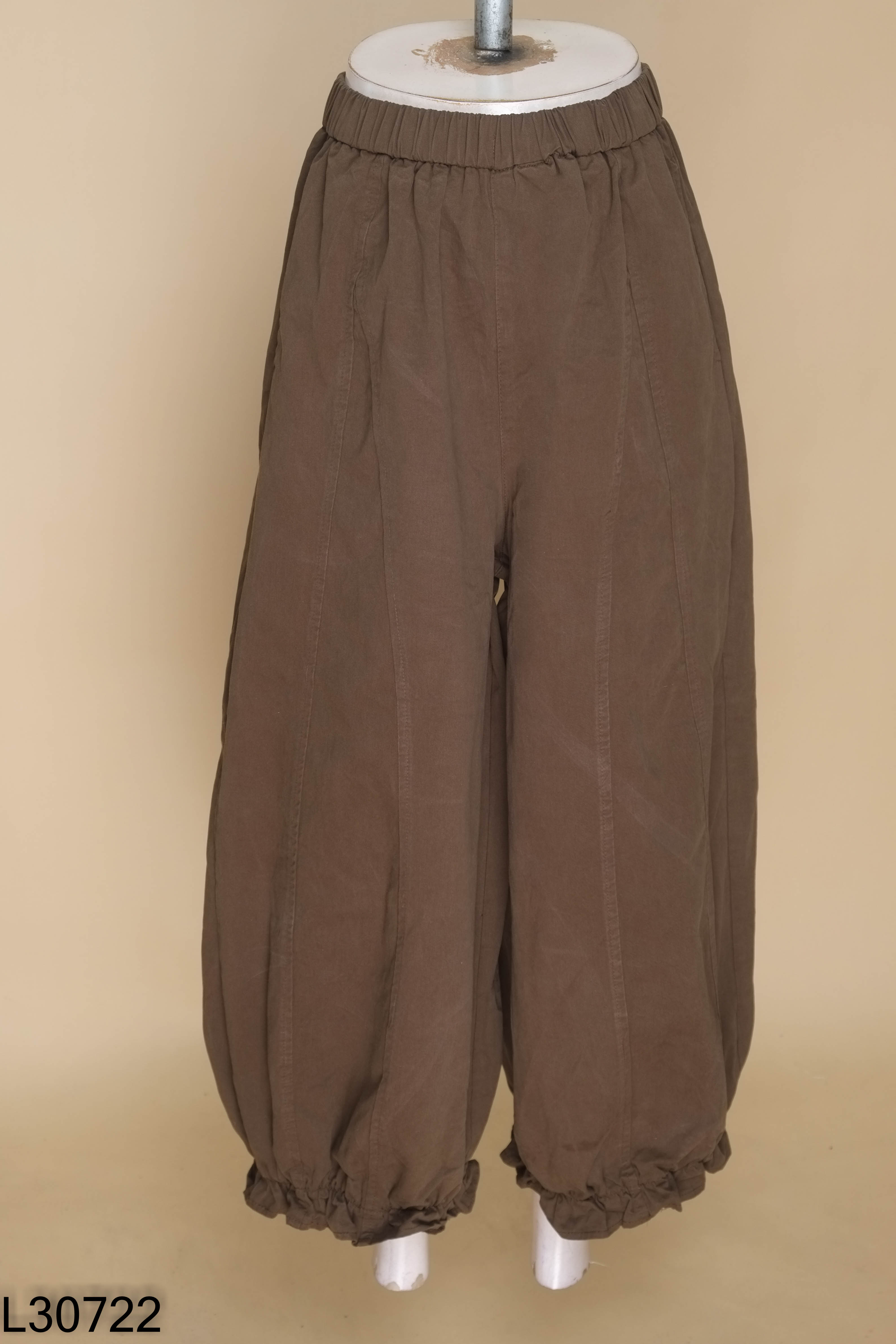 Quần kaki xanh rêu