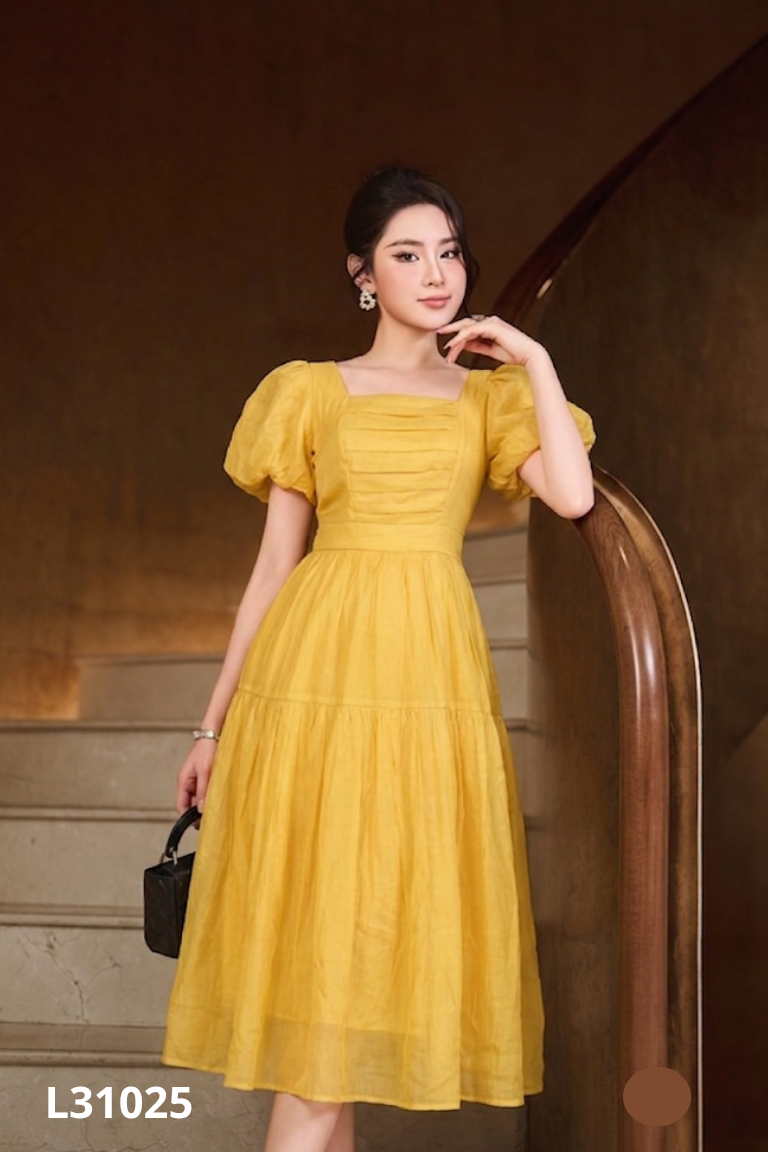 Váy voan vàng cổ vuông
