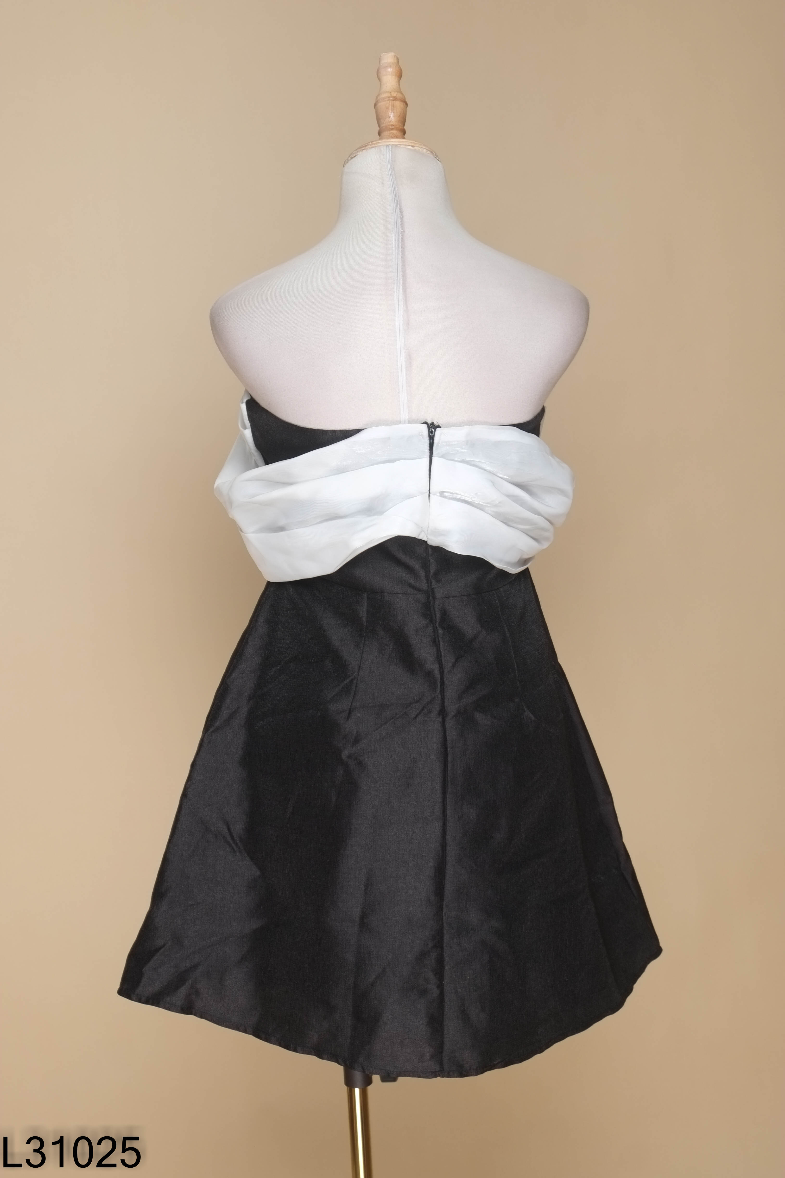 Váy đen phối organza trắng