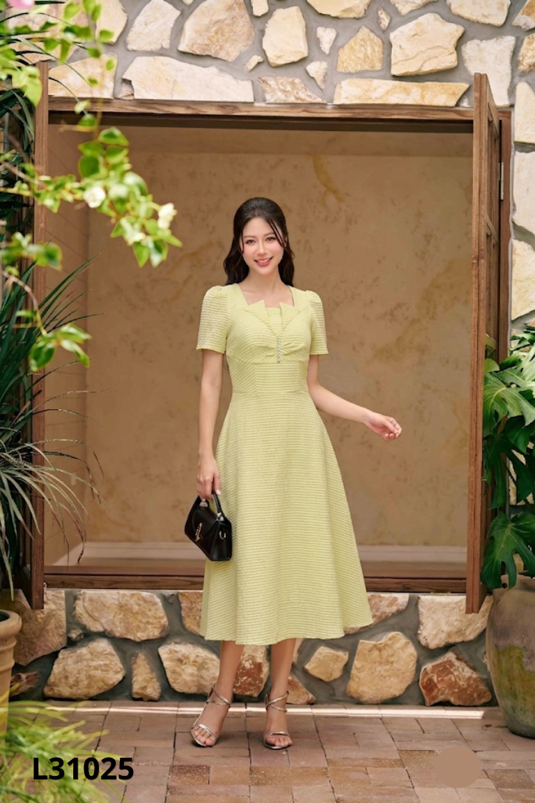 Váy xanh kẻ sọc vàng đính đá