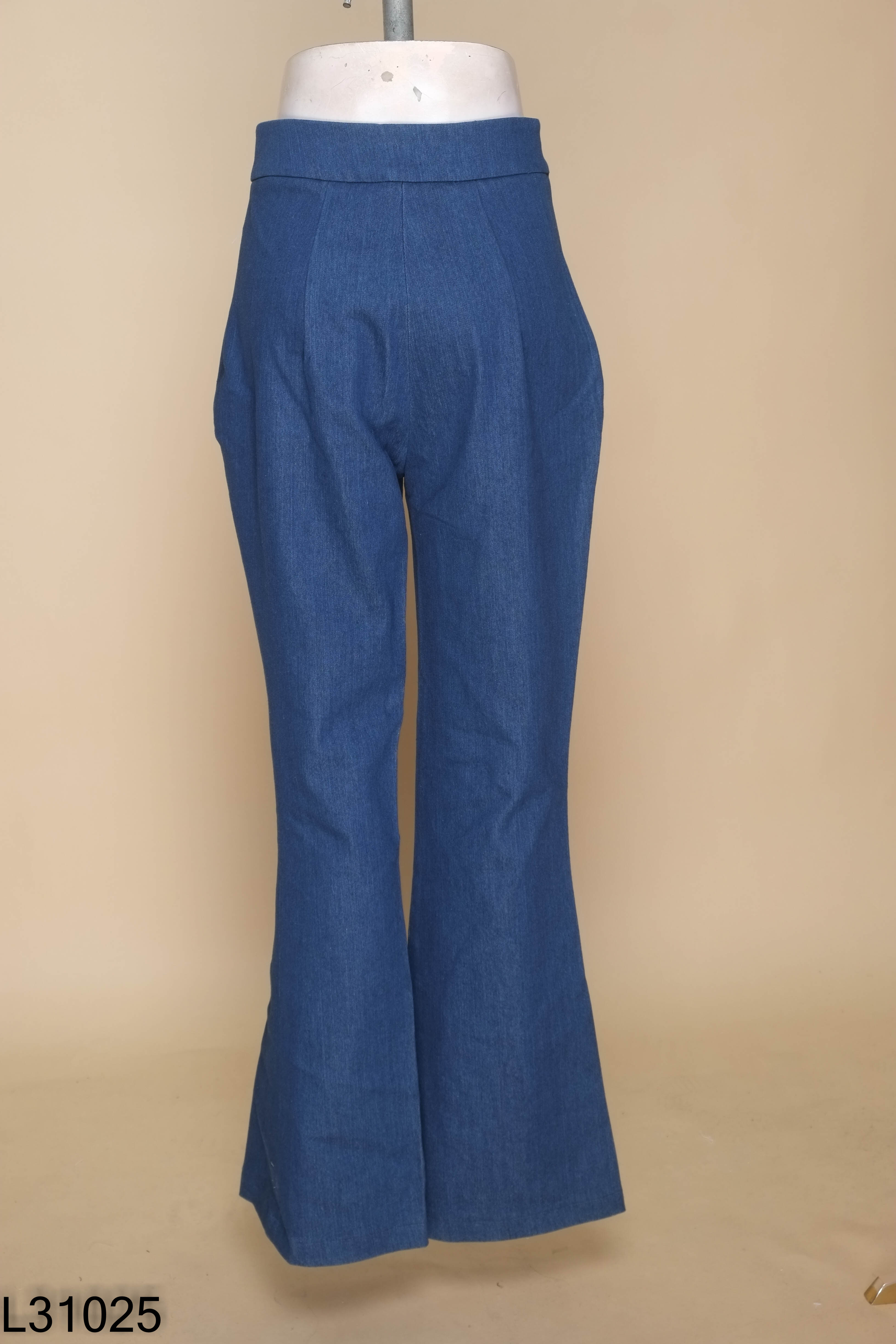 Quần jeans xanh ống loe