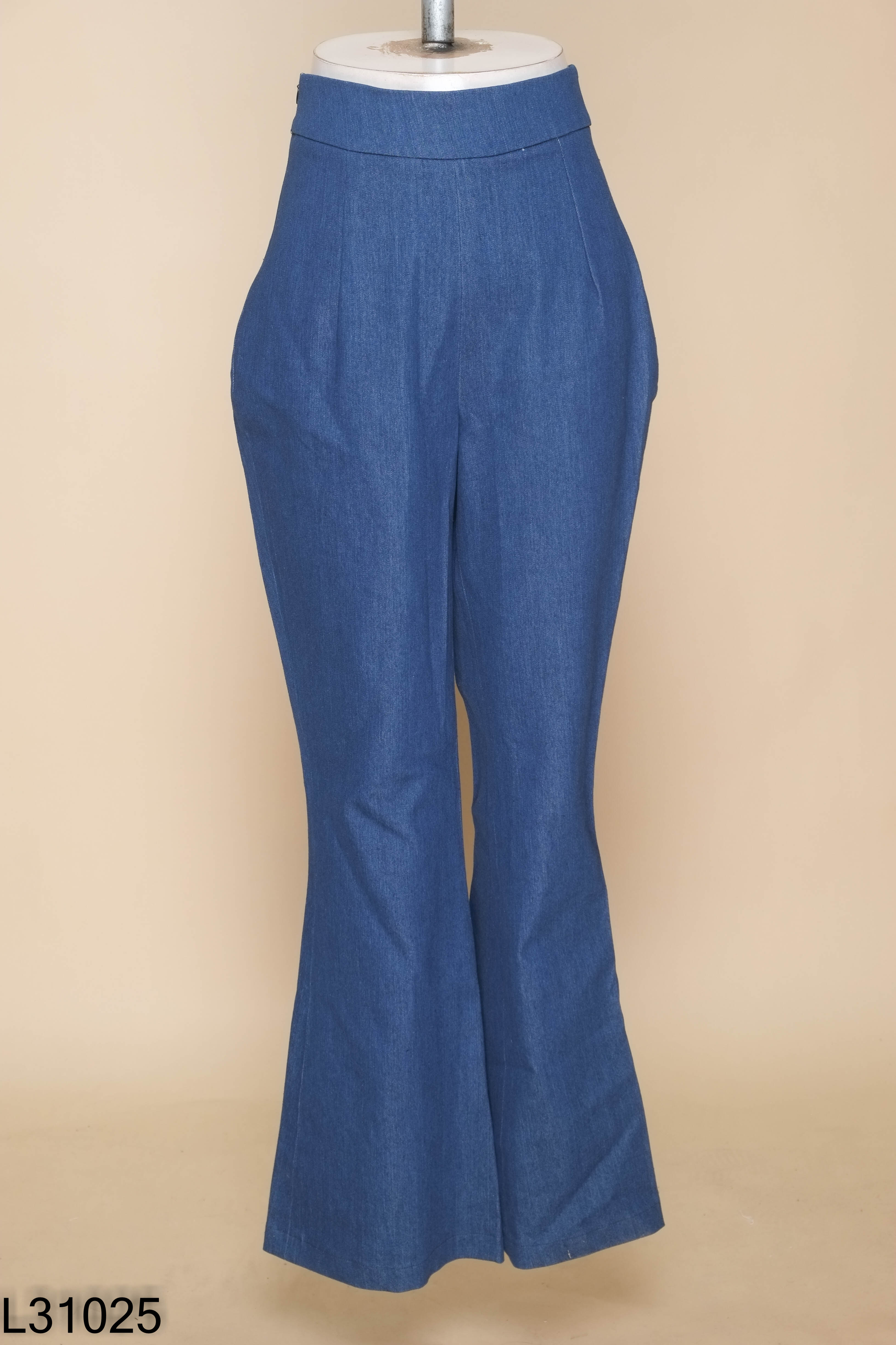 Quần jeans xanh ống loe
