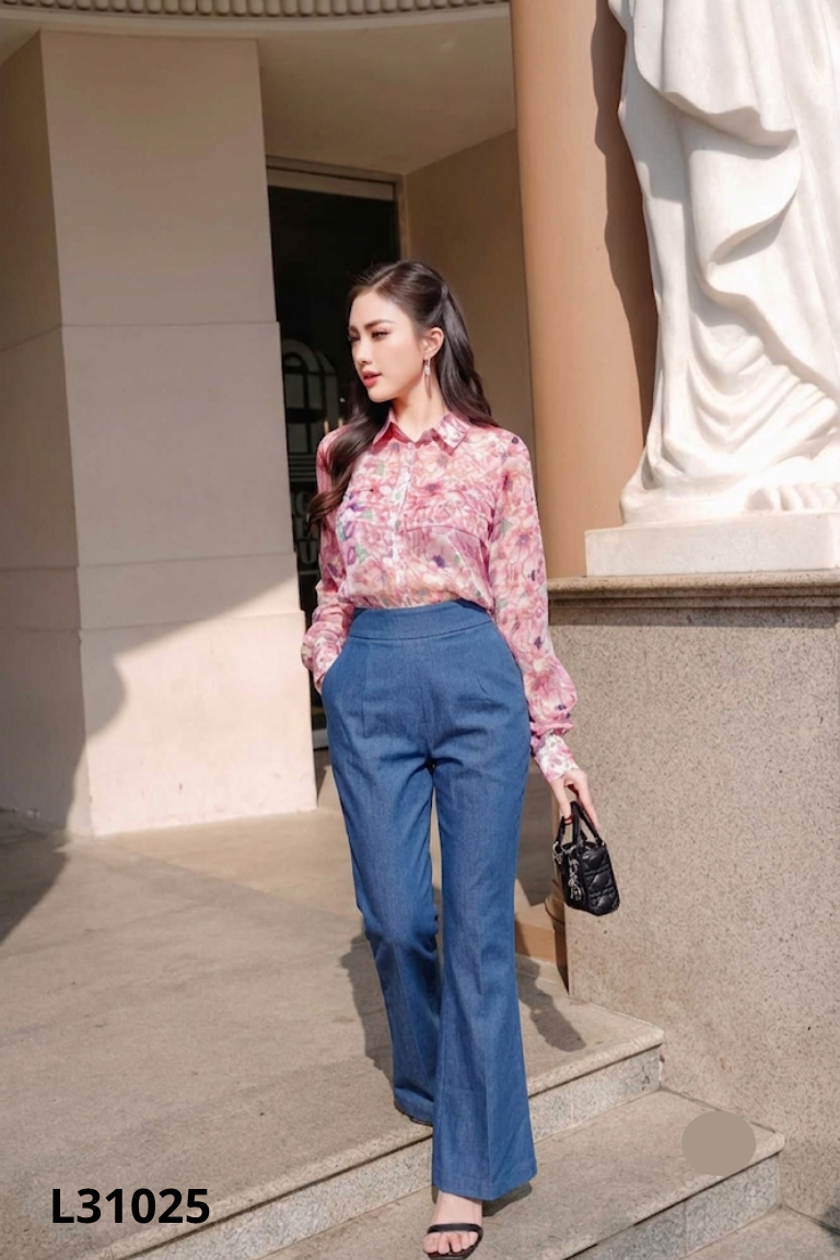 Quần jeans xanh ống loe