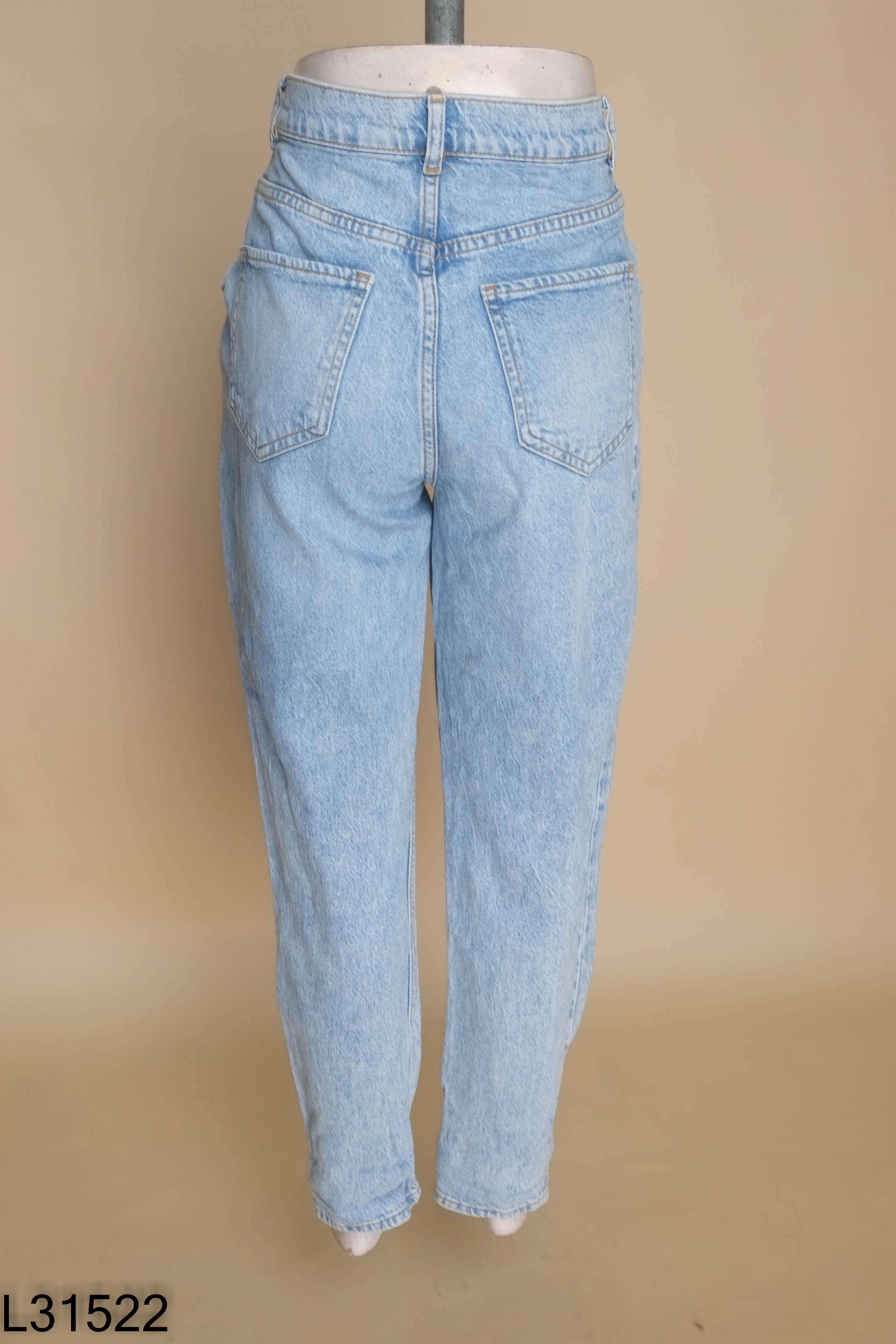 Quần jeans xanh nhạt baggy