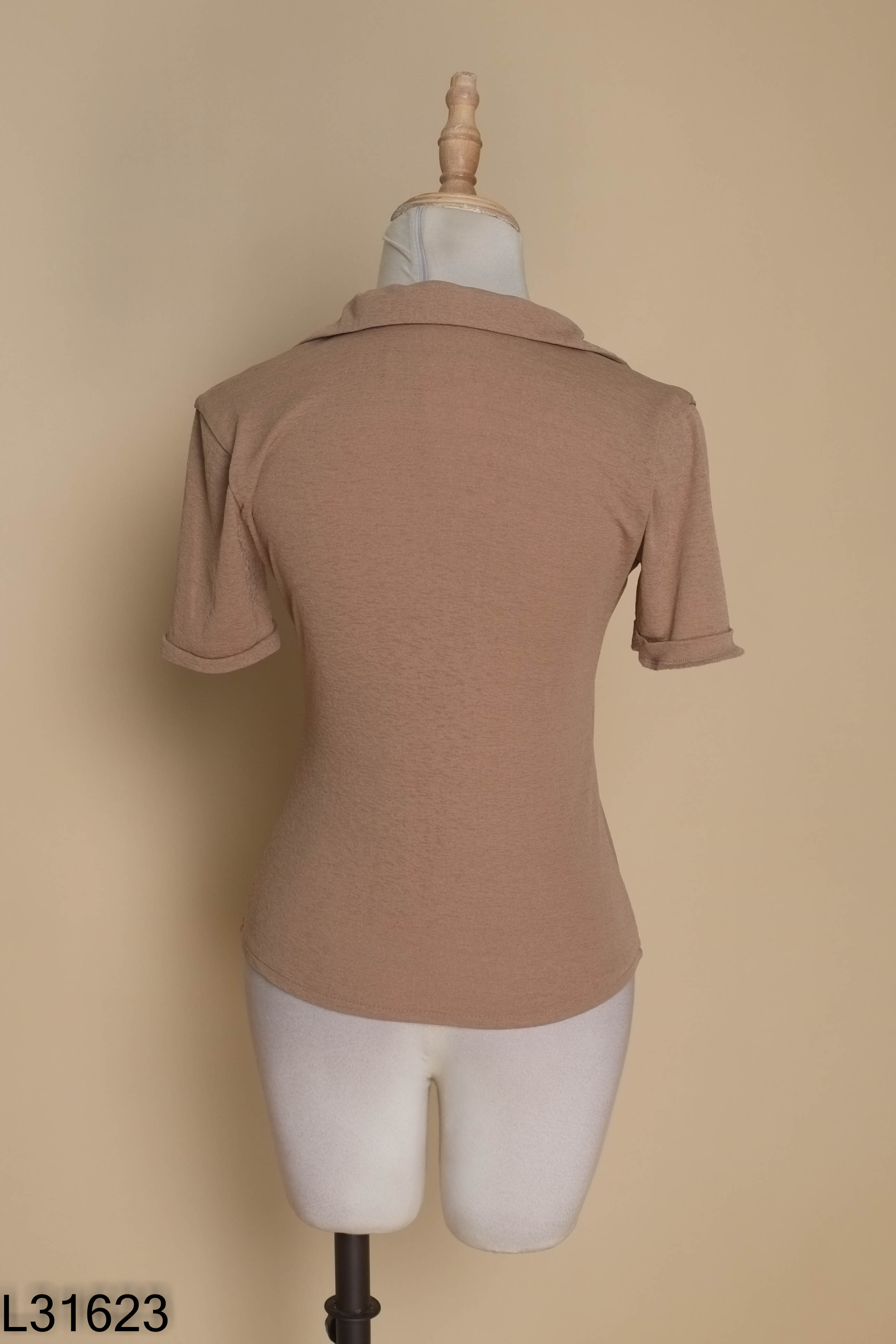 Áo nâu be RECHIC cổ bẻ