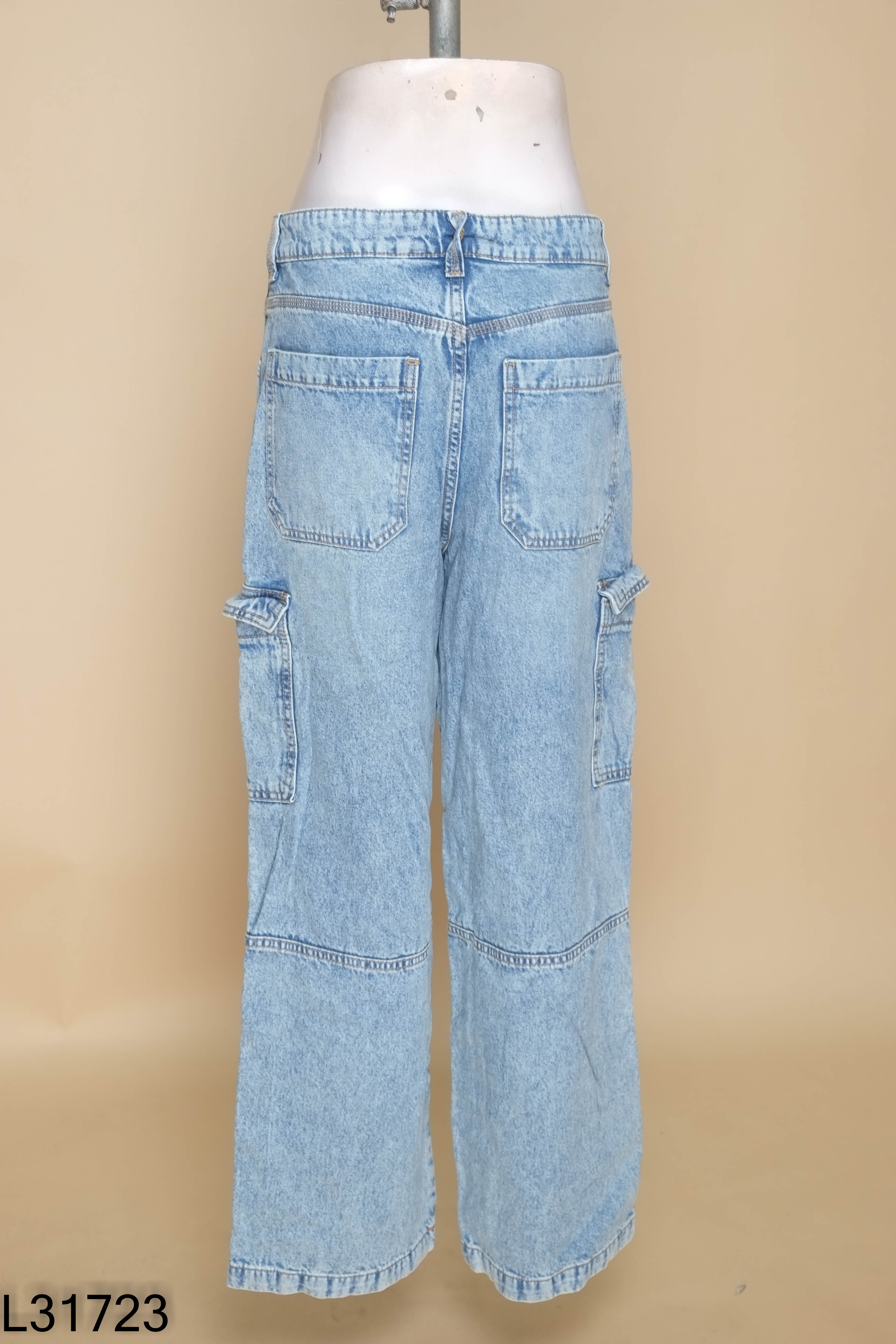 Quần jeans xanh DIVIDED túi hộp