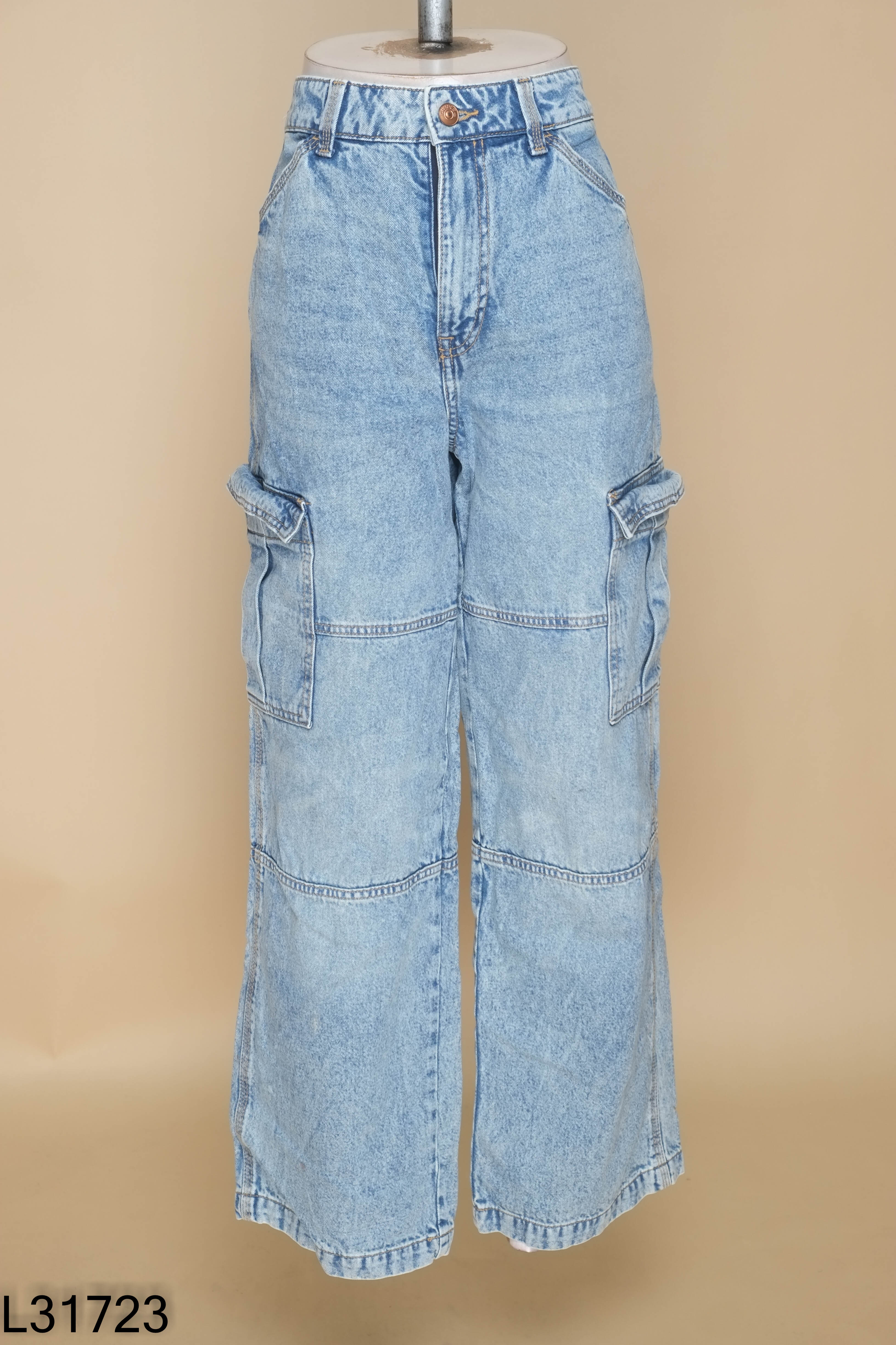 Quần jeans xanh DIVIDED túi hộp