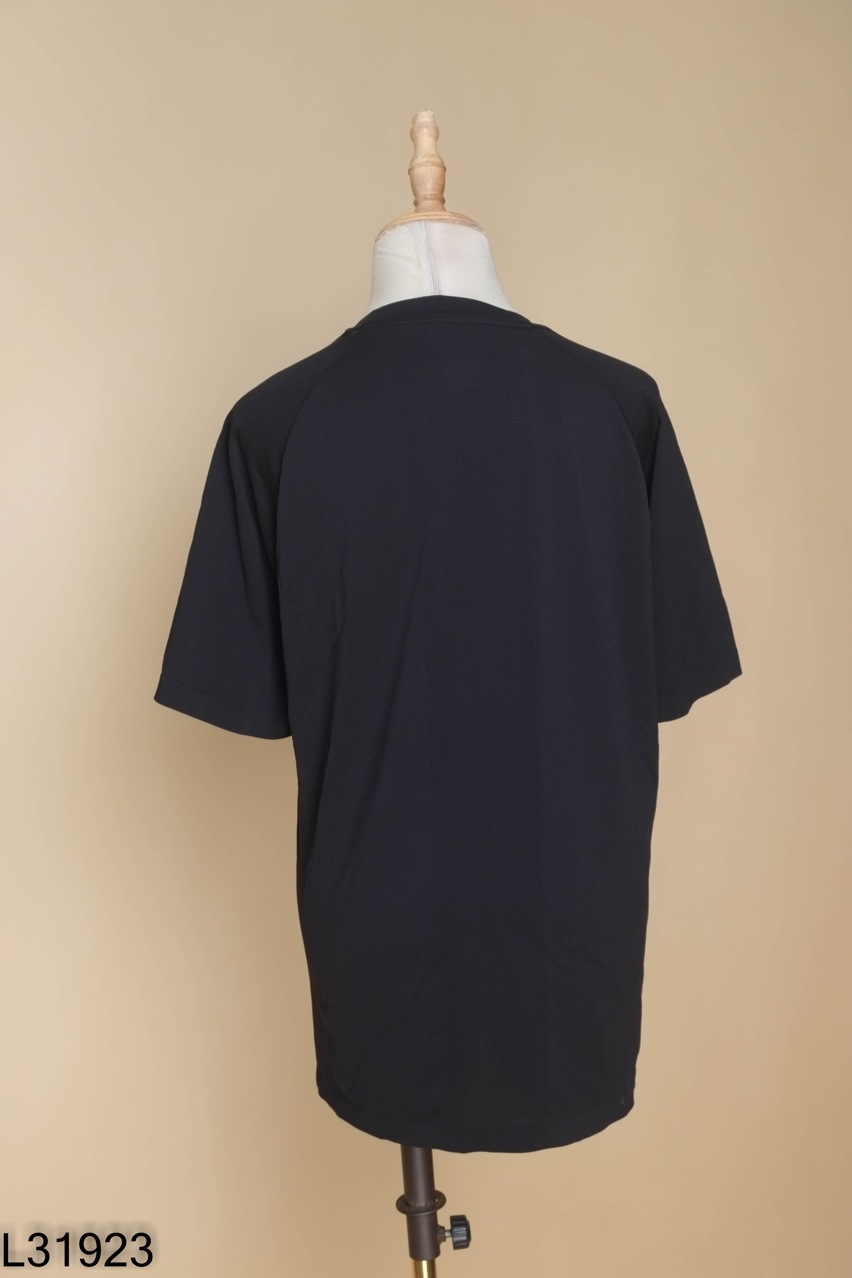 Áo thun UNIQLO đen trơn