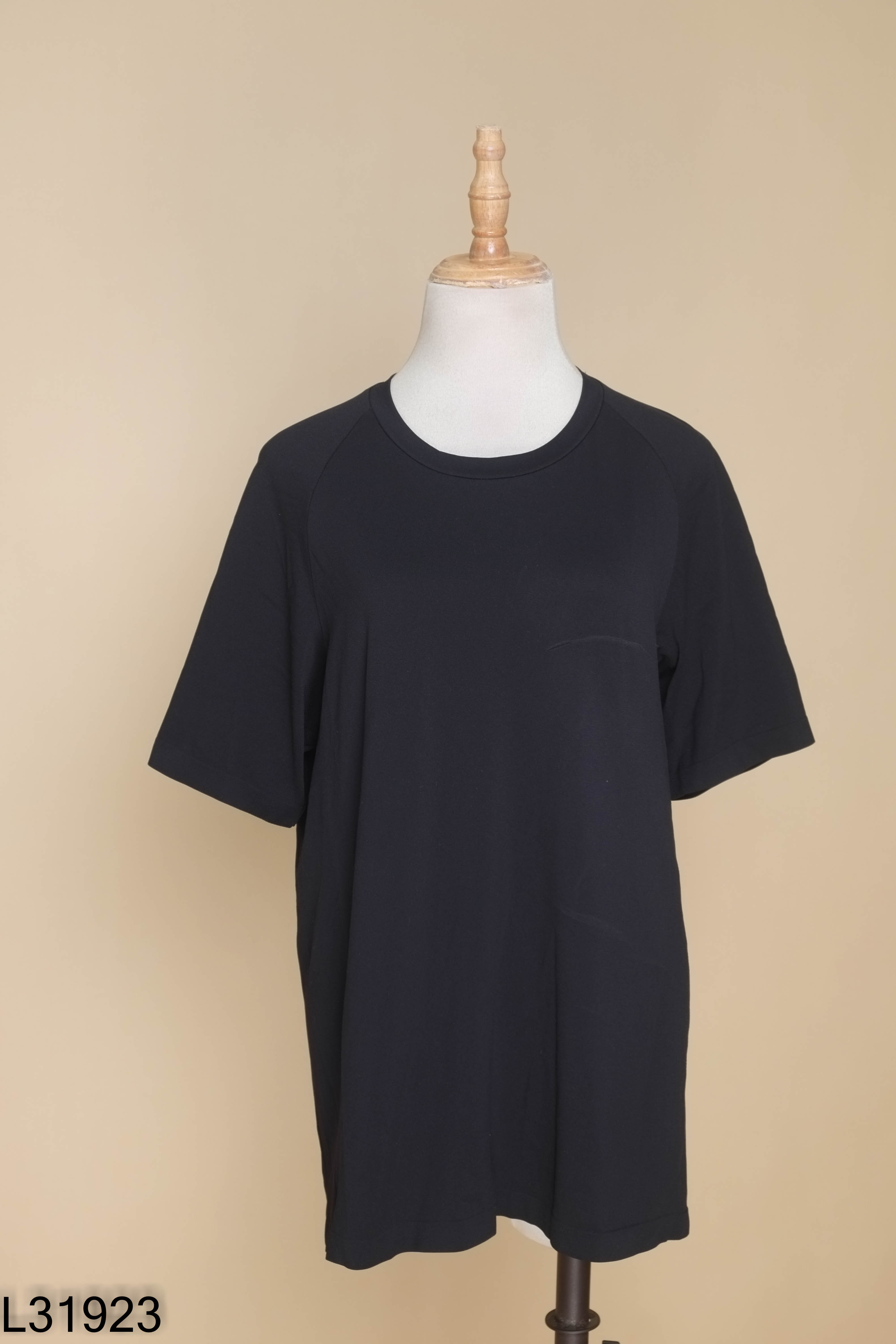 Áo thun UNIQLO đen trơn