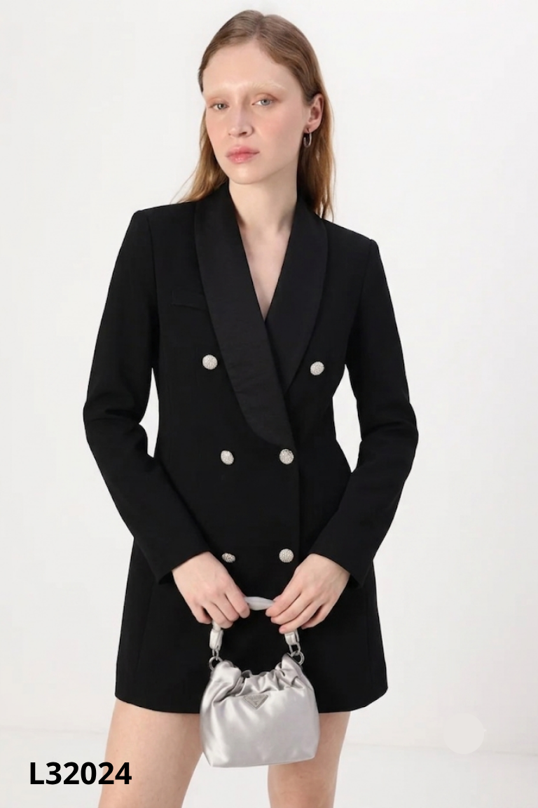 Áo blazer đen cúc vàng
