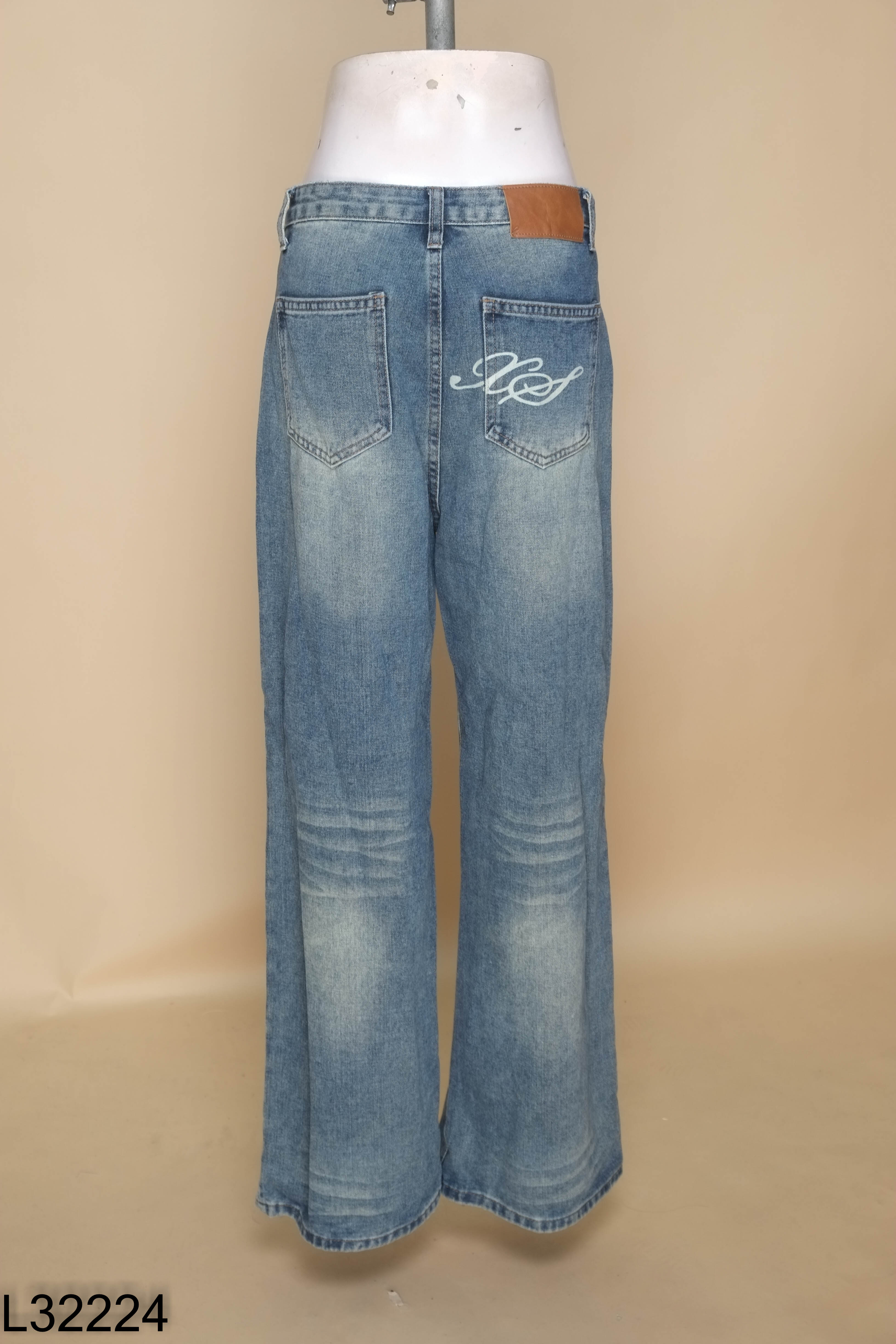 Quần jeans xanh suông