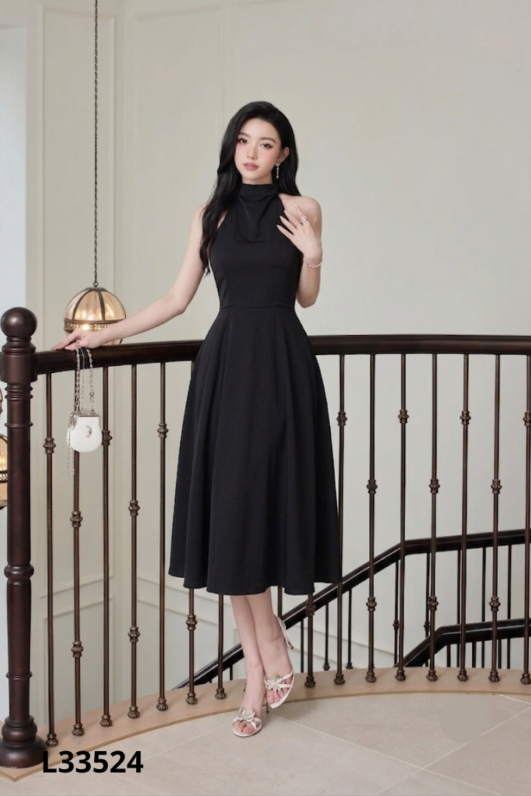 Váy đen cổ yếm