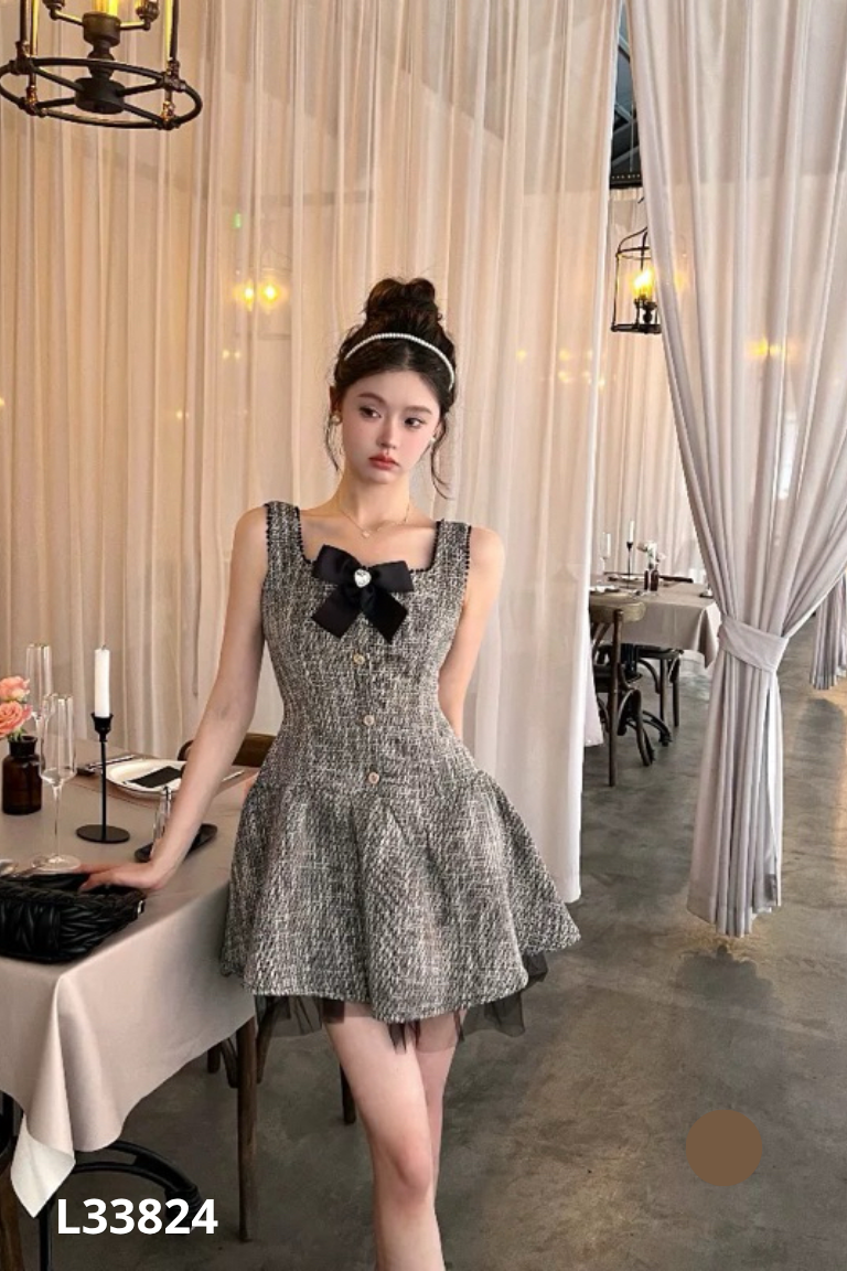 Váy xám phối nơ khuy đá