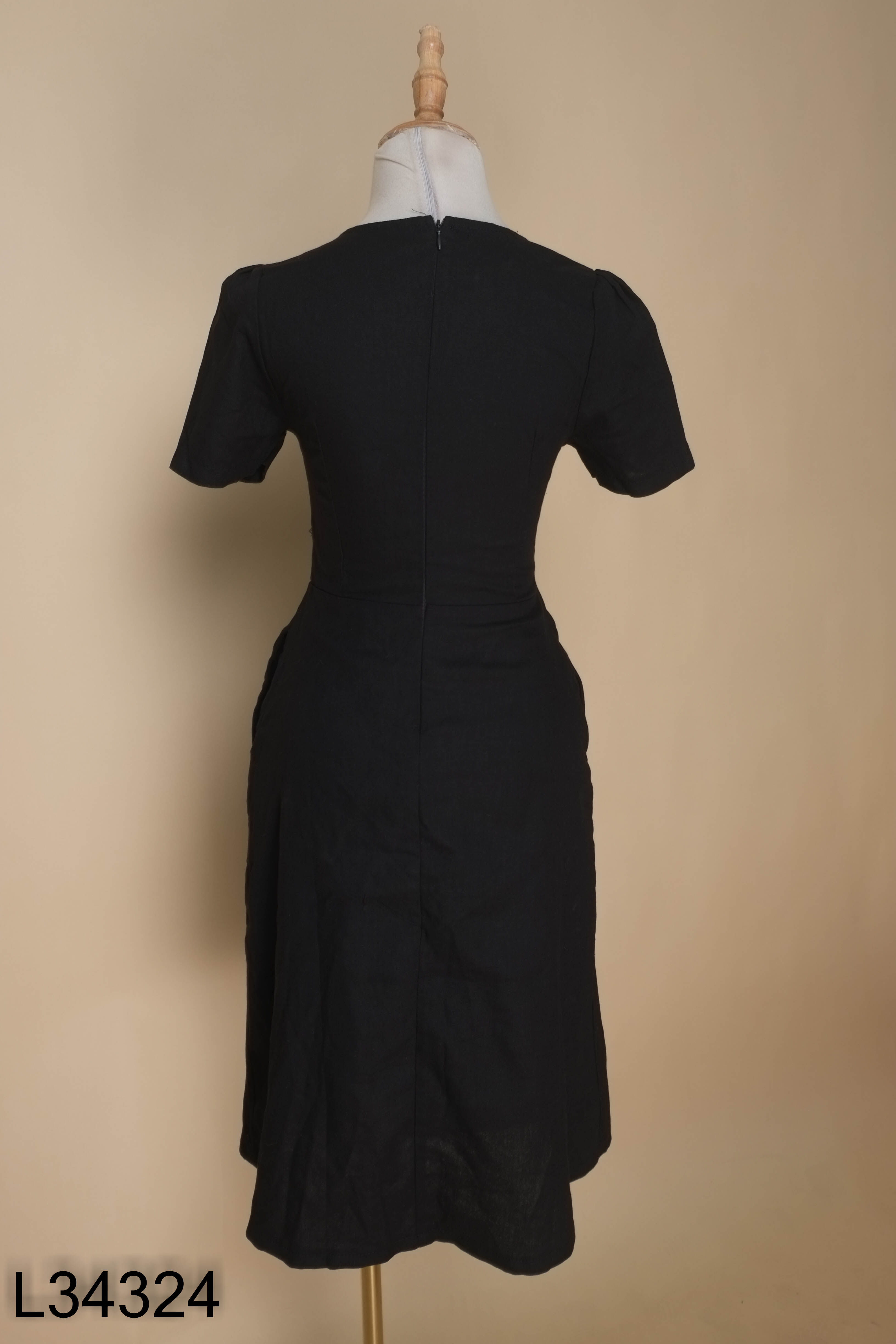 Váy linen đen phối cúc