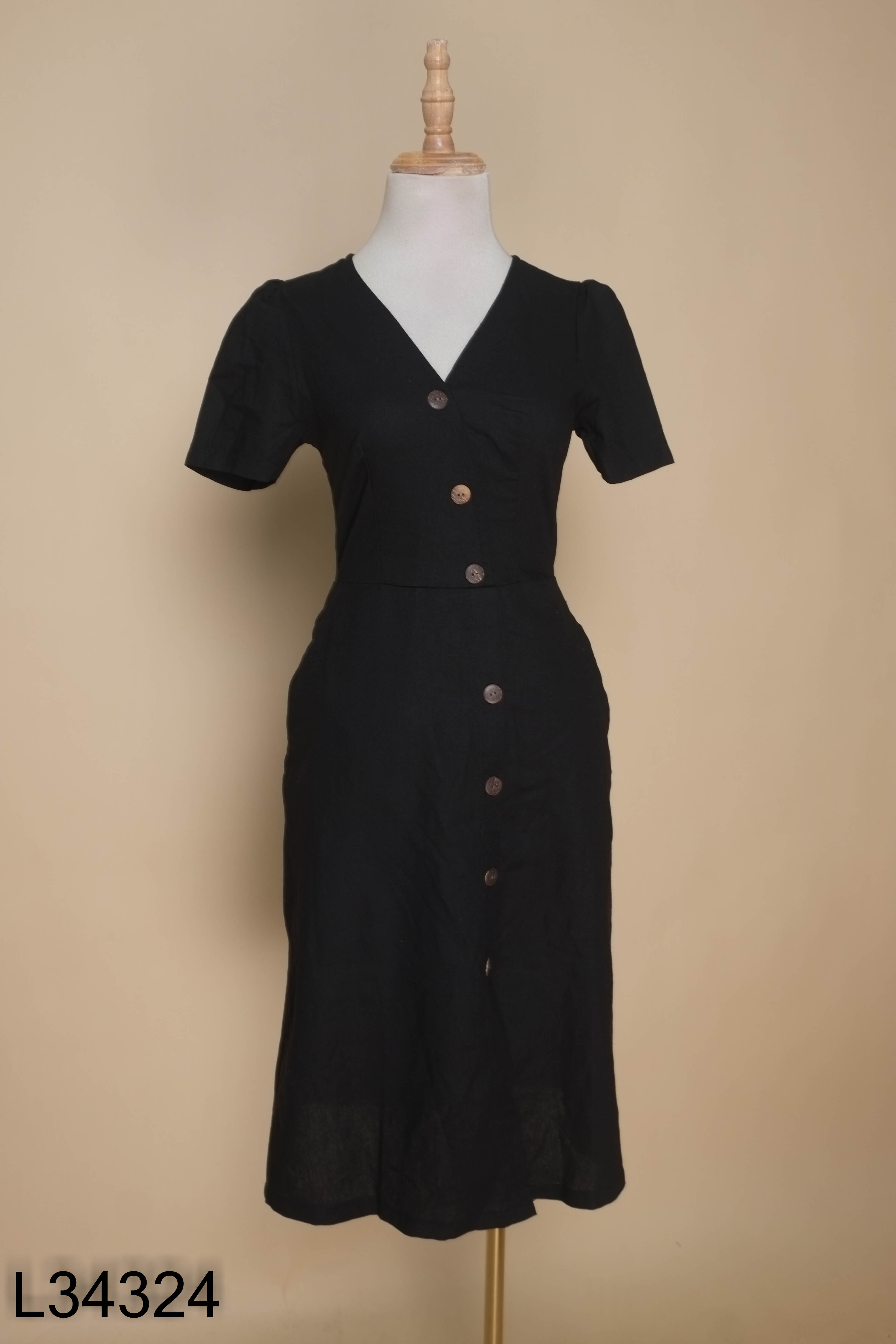 Váy linen đen phối cúc
