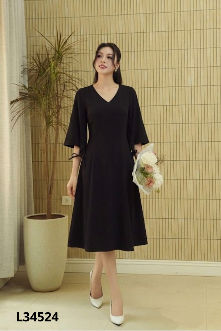 Váy đen phối tay nơ