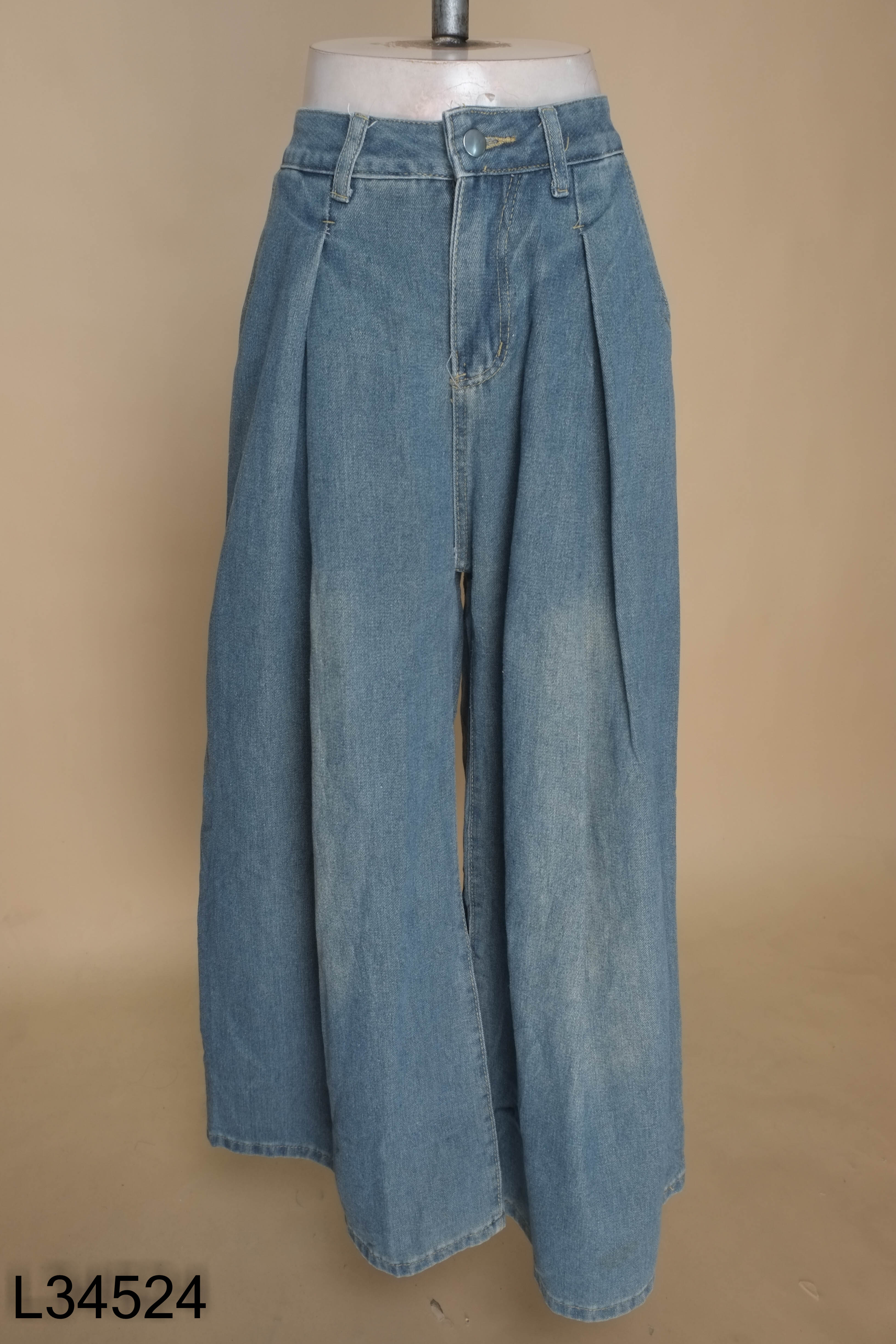 Quần jeans xanh ống rộng