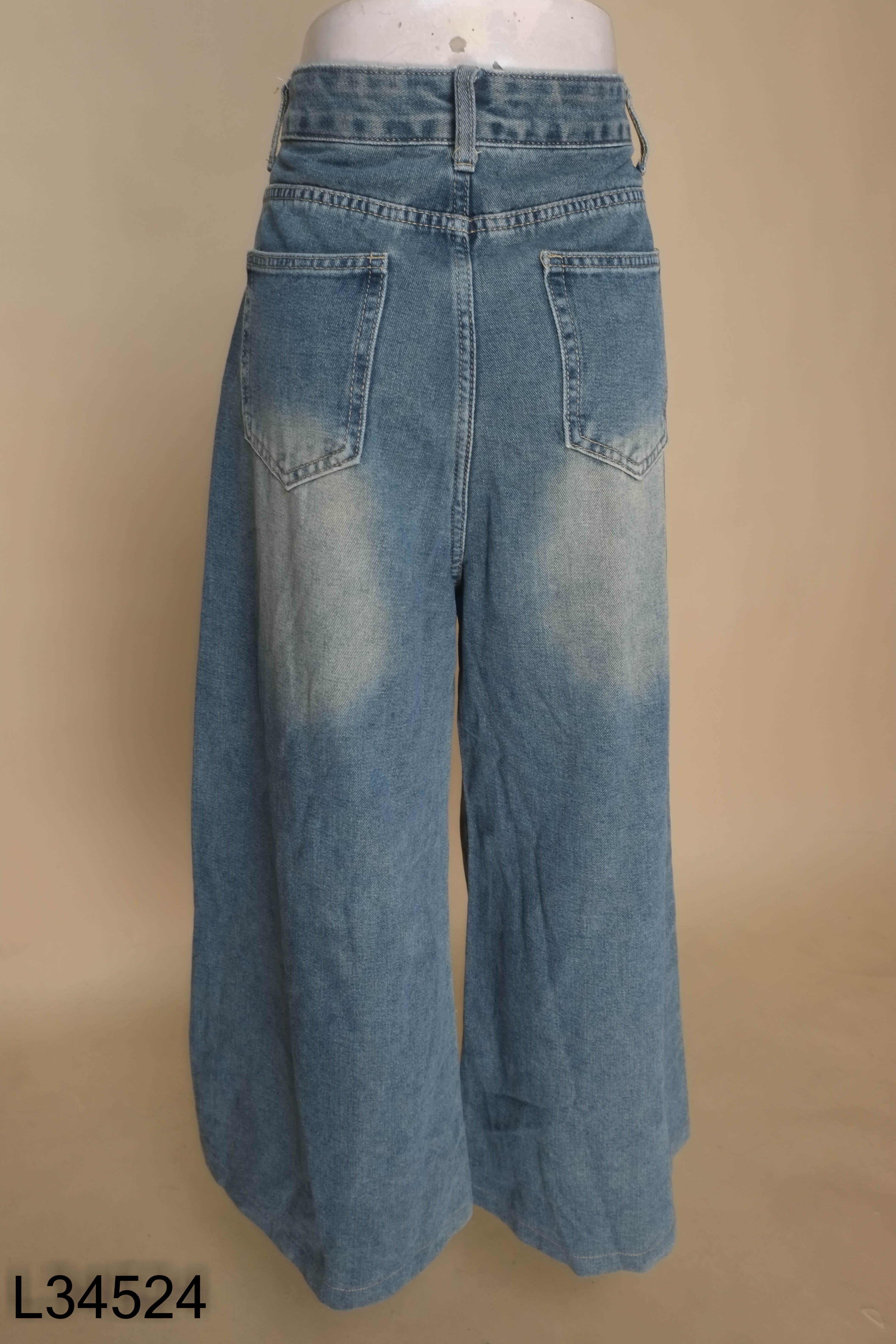 Quần jeans xanh túi trước