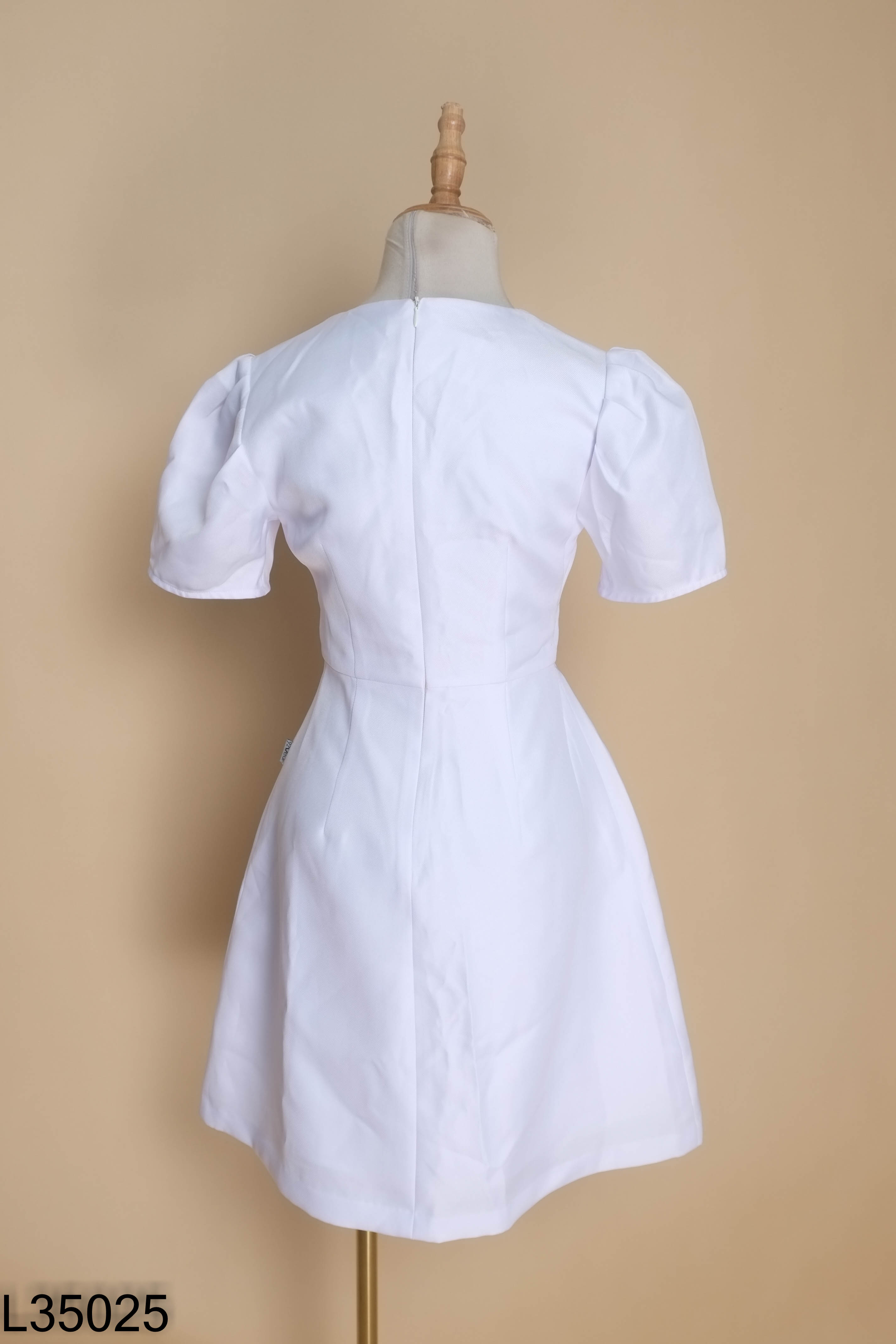 Váy 92 WEAR trắng nơ ngực