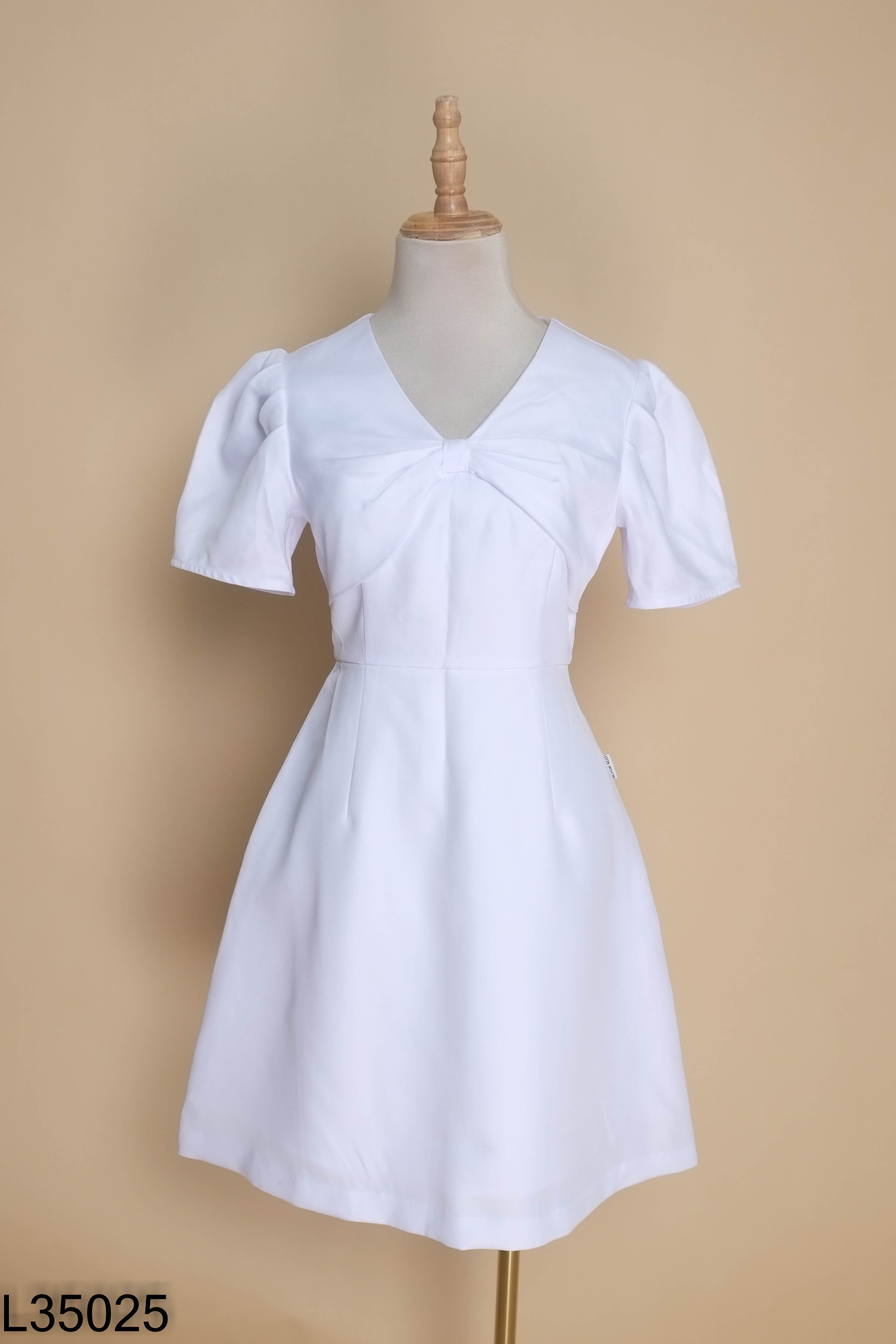 Váy 92 WEAR trắng nơ ngực