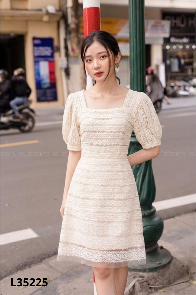 Váy ren be cổ vuông (có chấm bẩn)