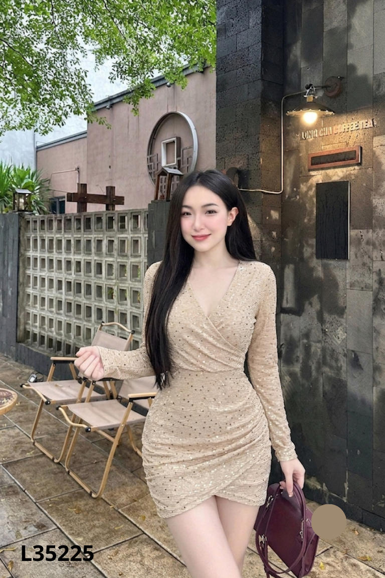 Váy nhũ be đính cườm